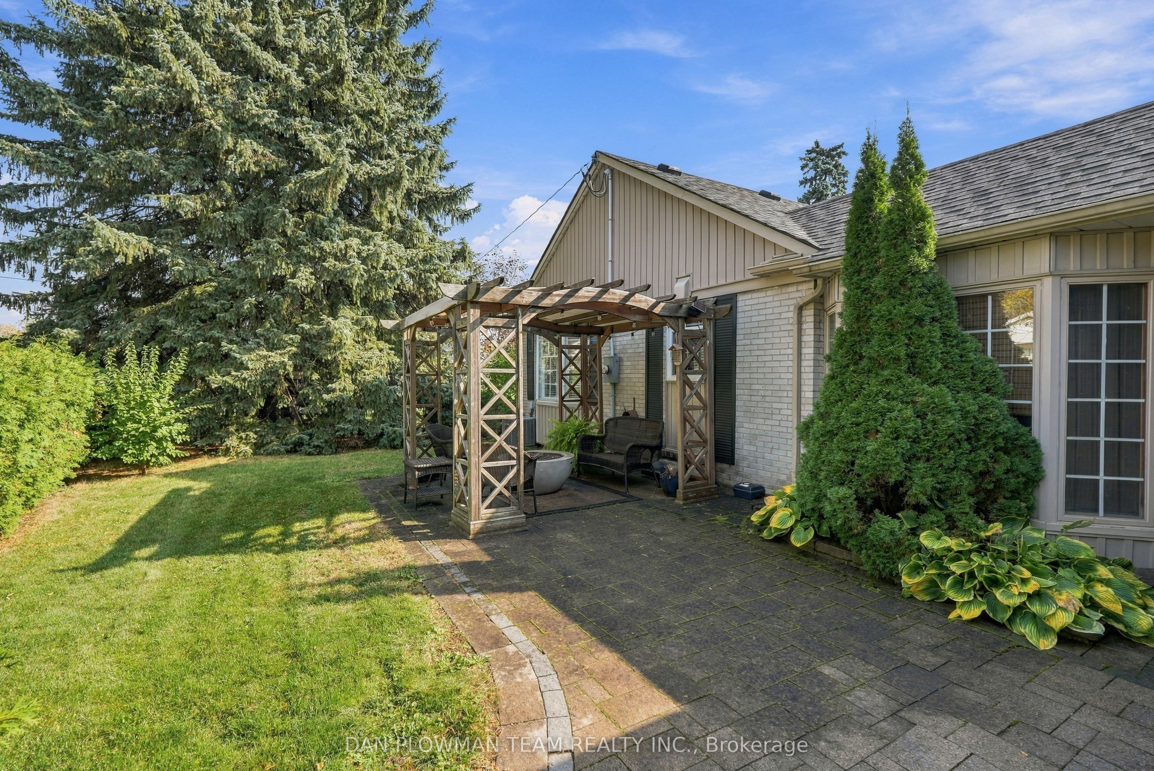 794 Mary Street N Property Photo 43
