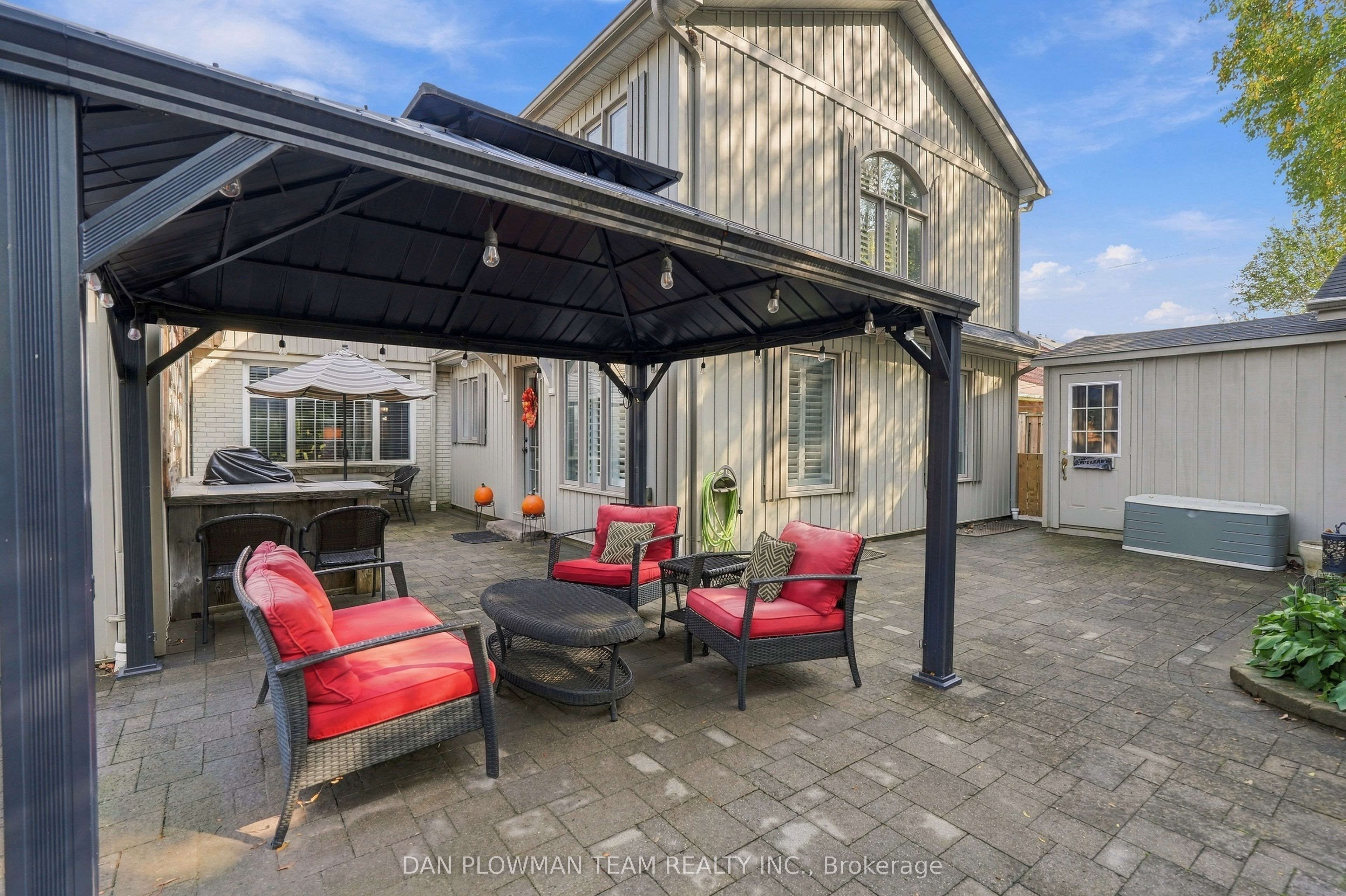 794 Mary Street N Property Photo 45