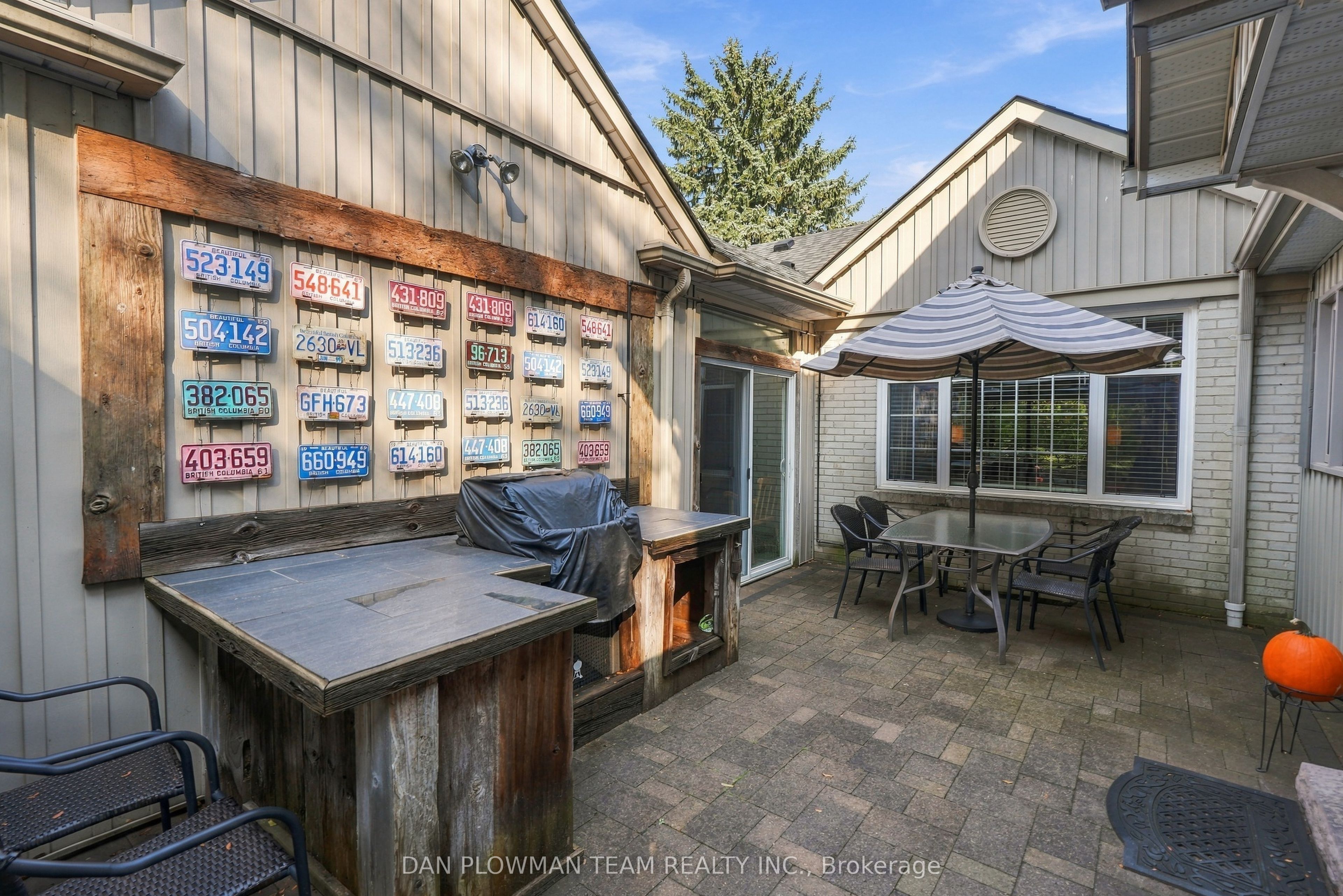 794 Mary Street N Property Photo 46