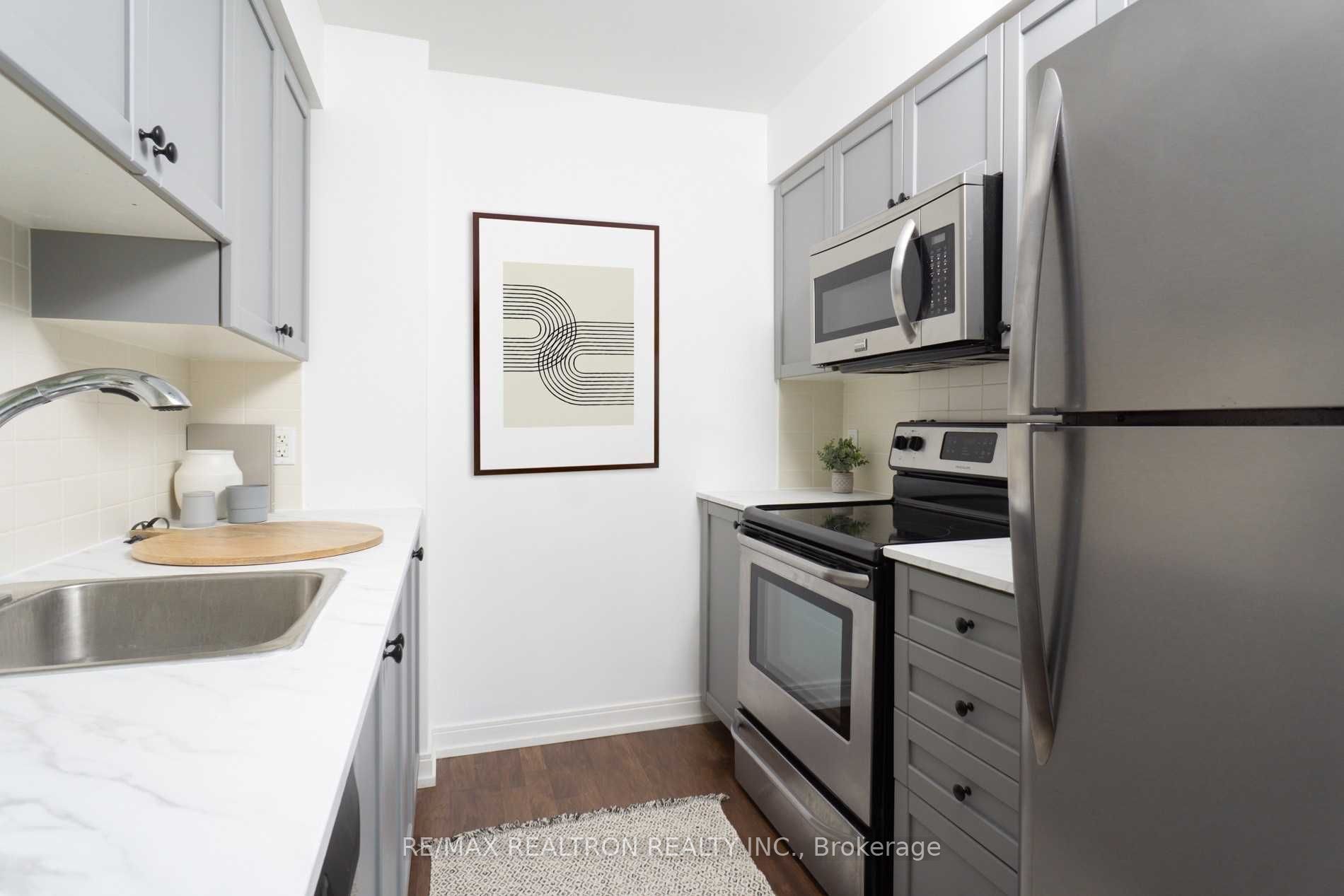 151 Village Green Square 907 Property Photo 4