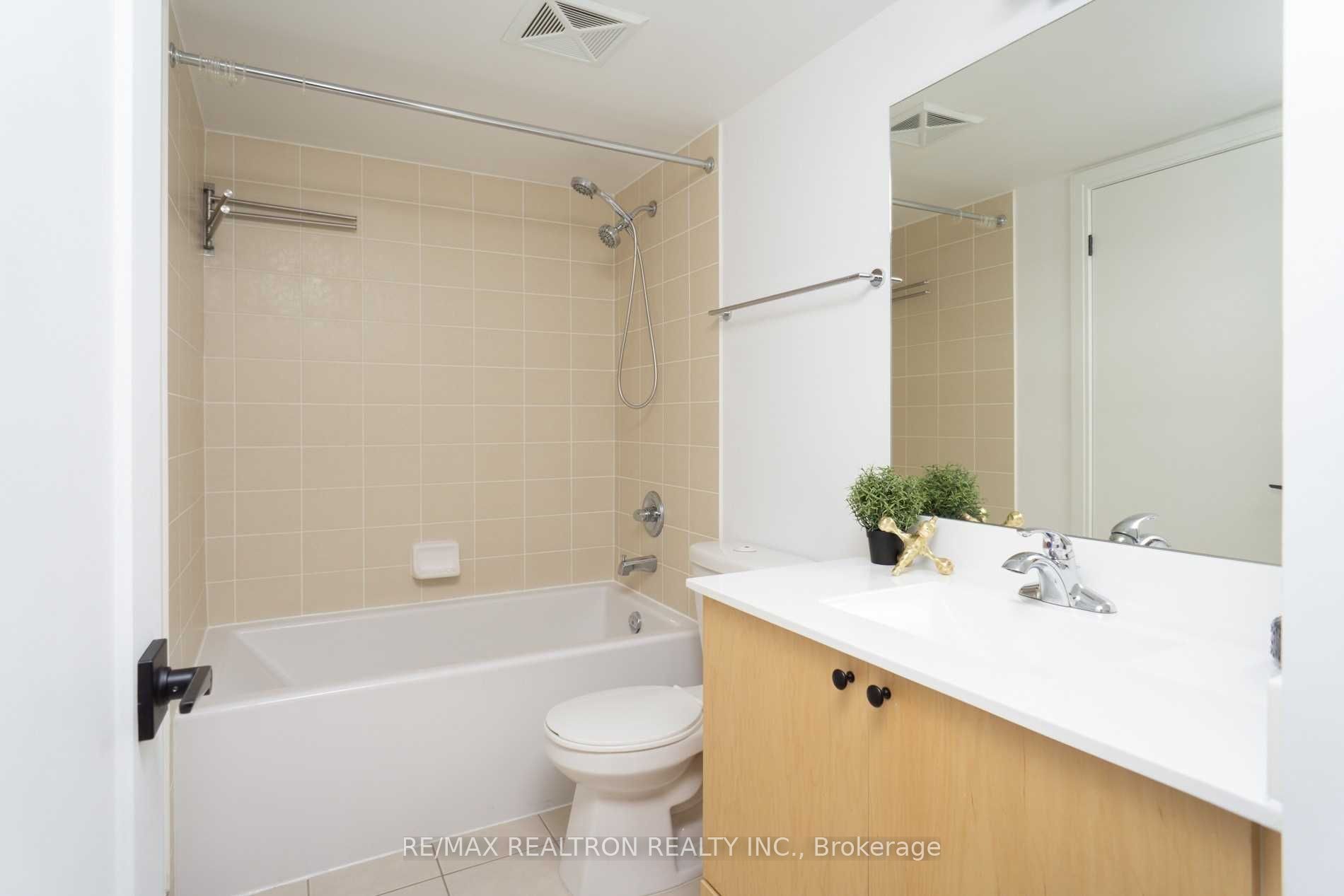 151 Village Green Square 907 Property Photo 10