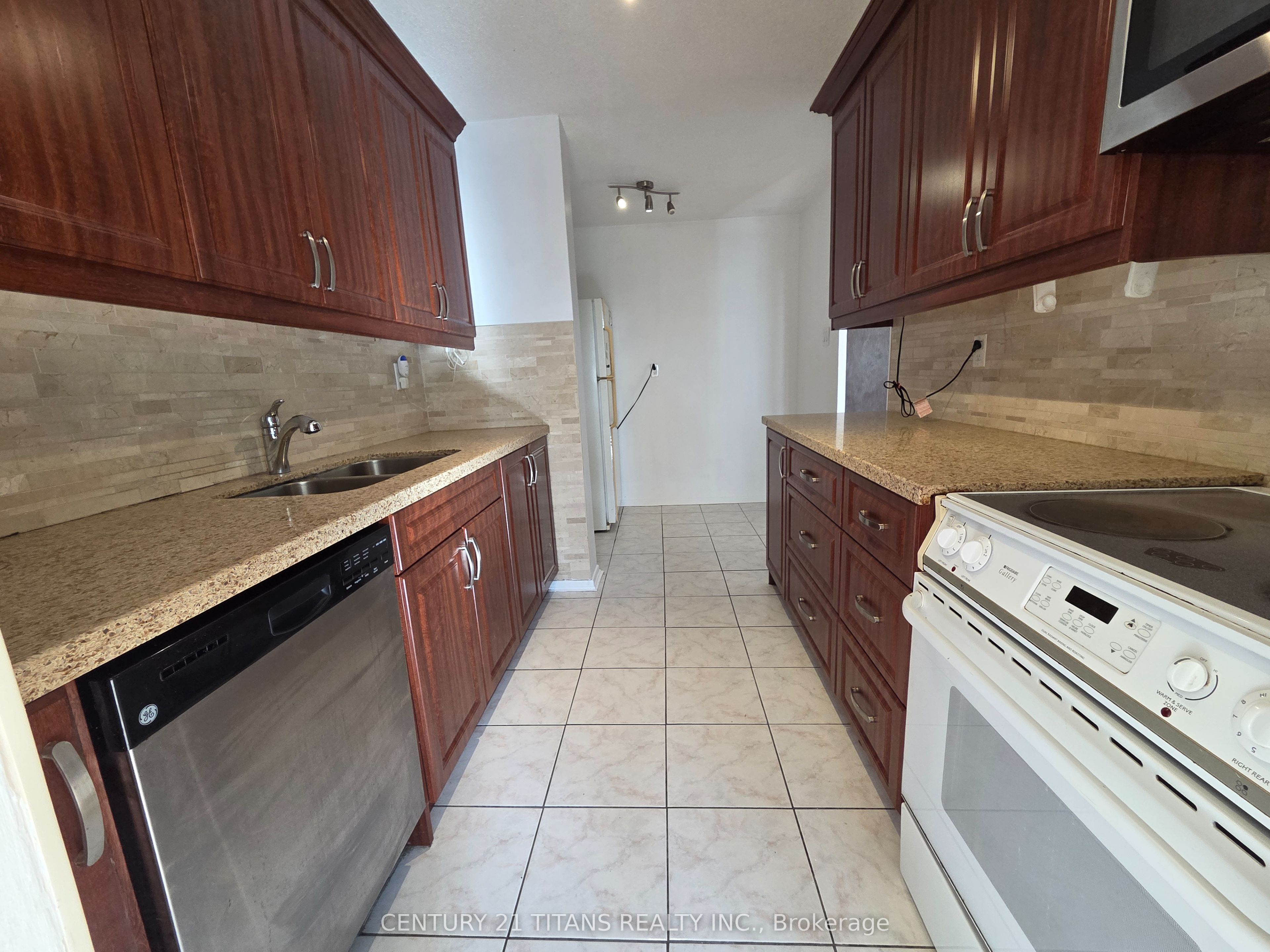 270 Palmdale Drive 510 Property Photo 6