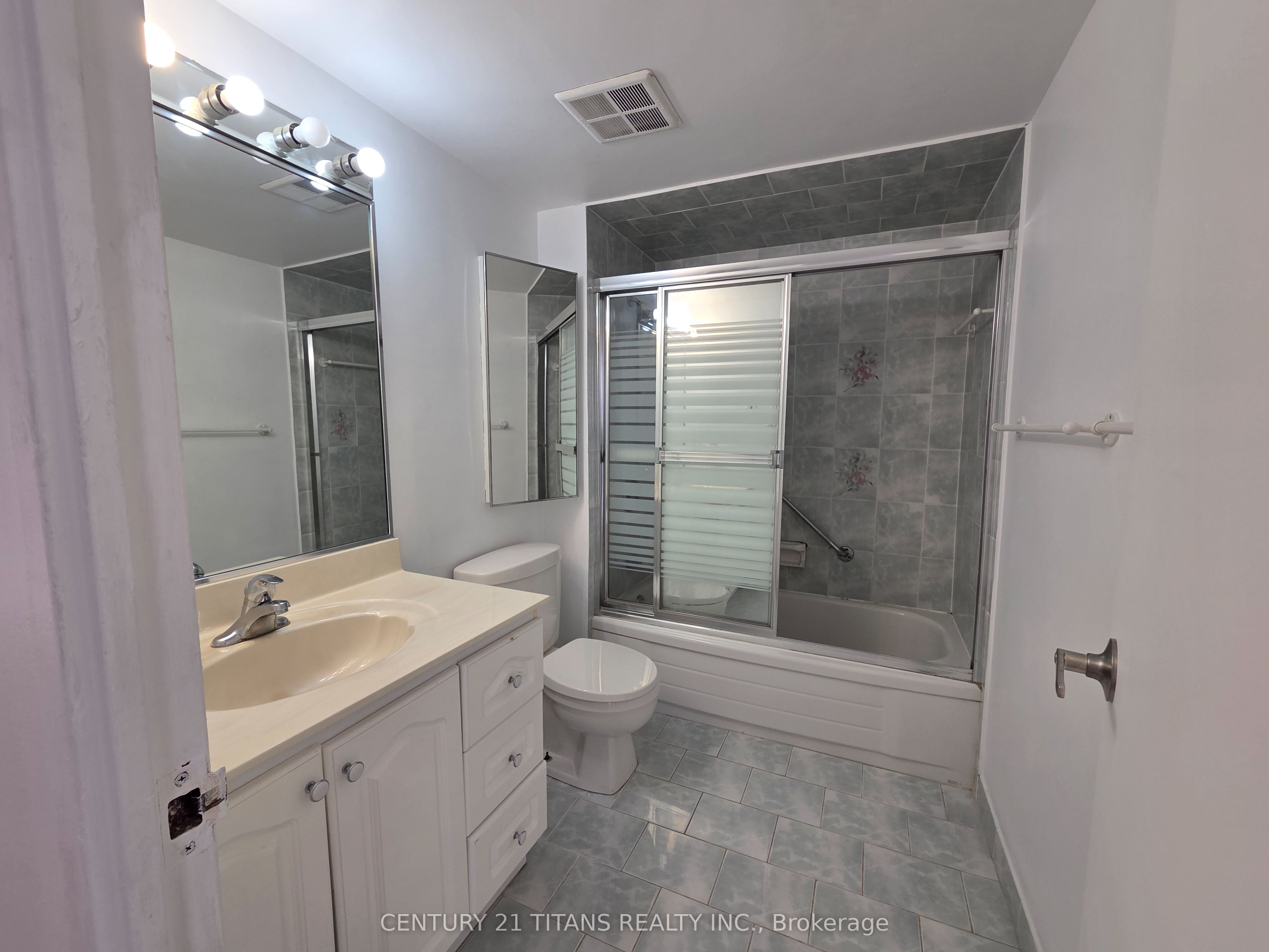 270 Palmdale Drive 510 Property Photo 14