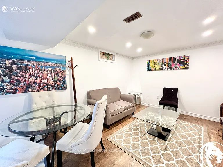 66 Overlord Crescent Lower Property Photo 2
