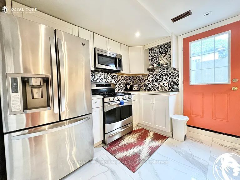 66 Overlord Crescent Lower Property Photo 3