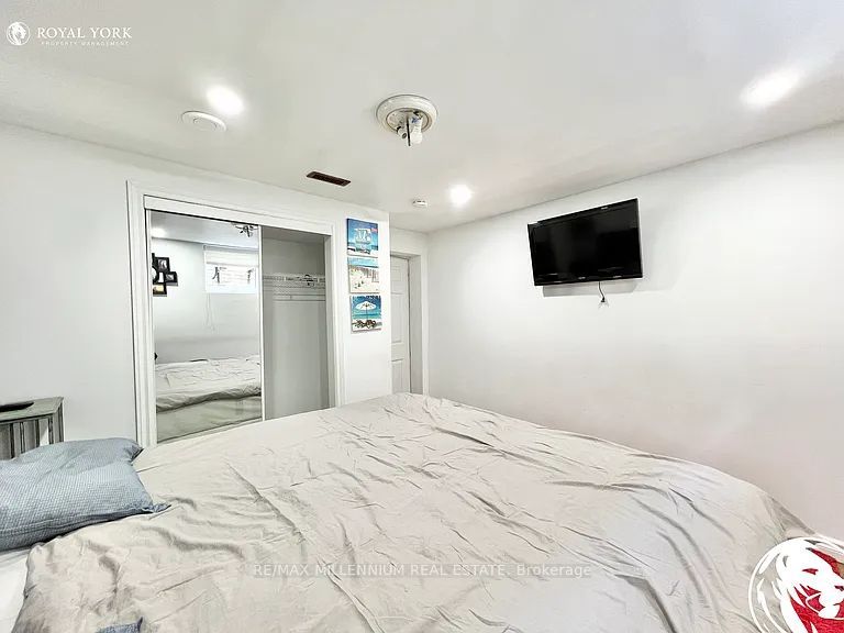 66 Overlord Crescent Lower Property Photo 5