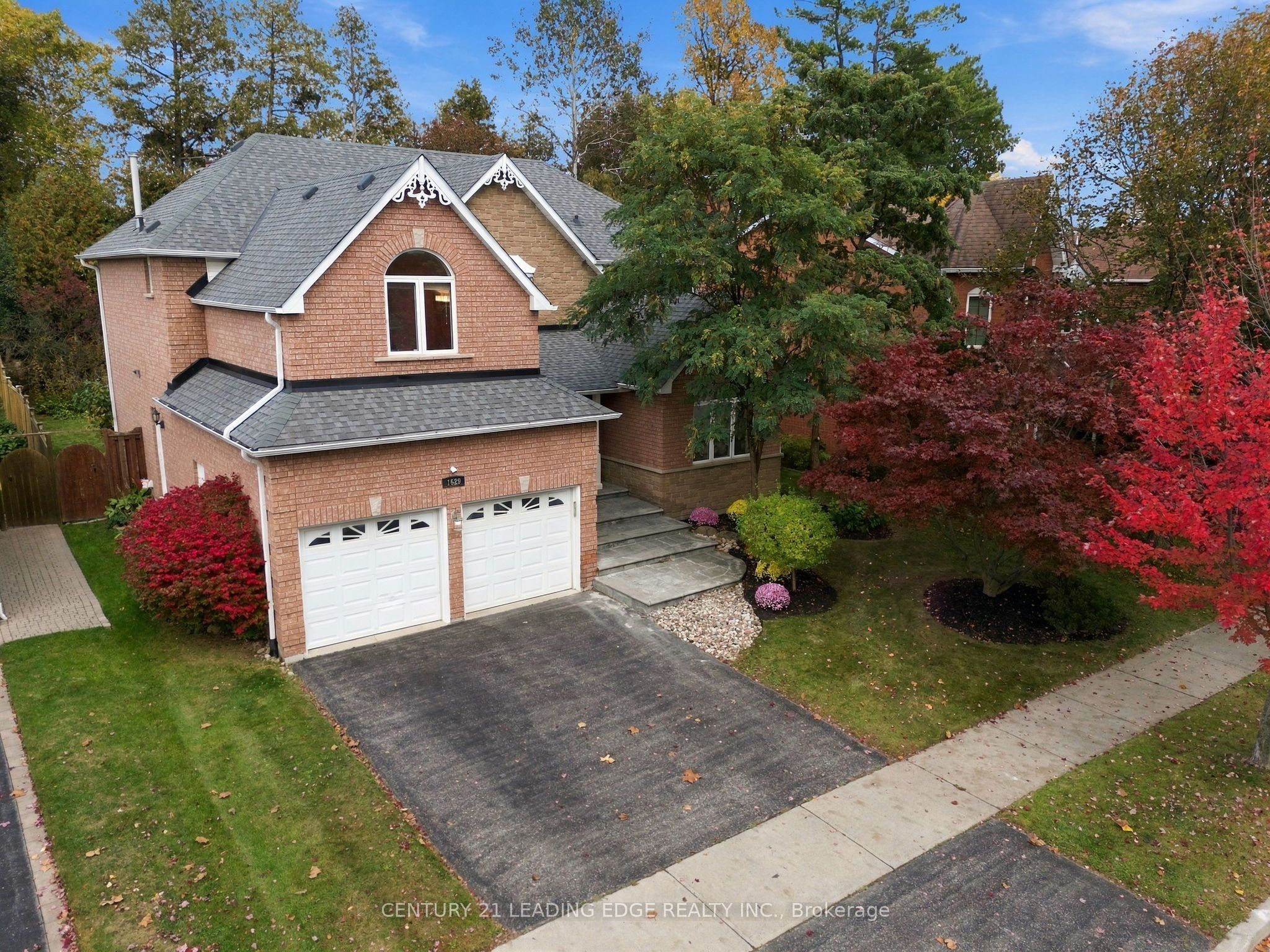 1629 Valley Ridge Crescent Property Photo 2