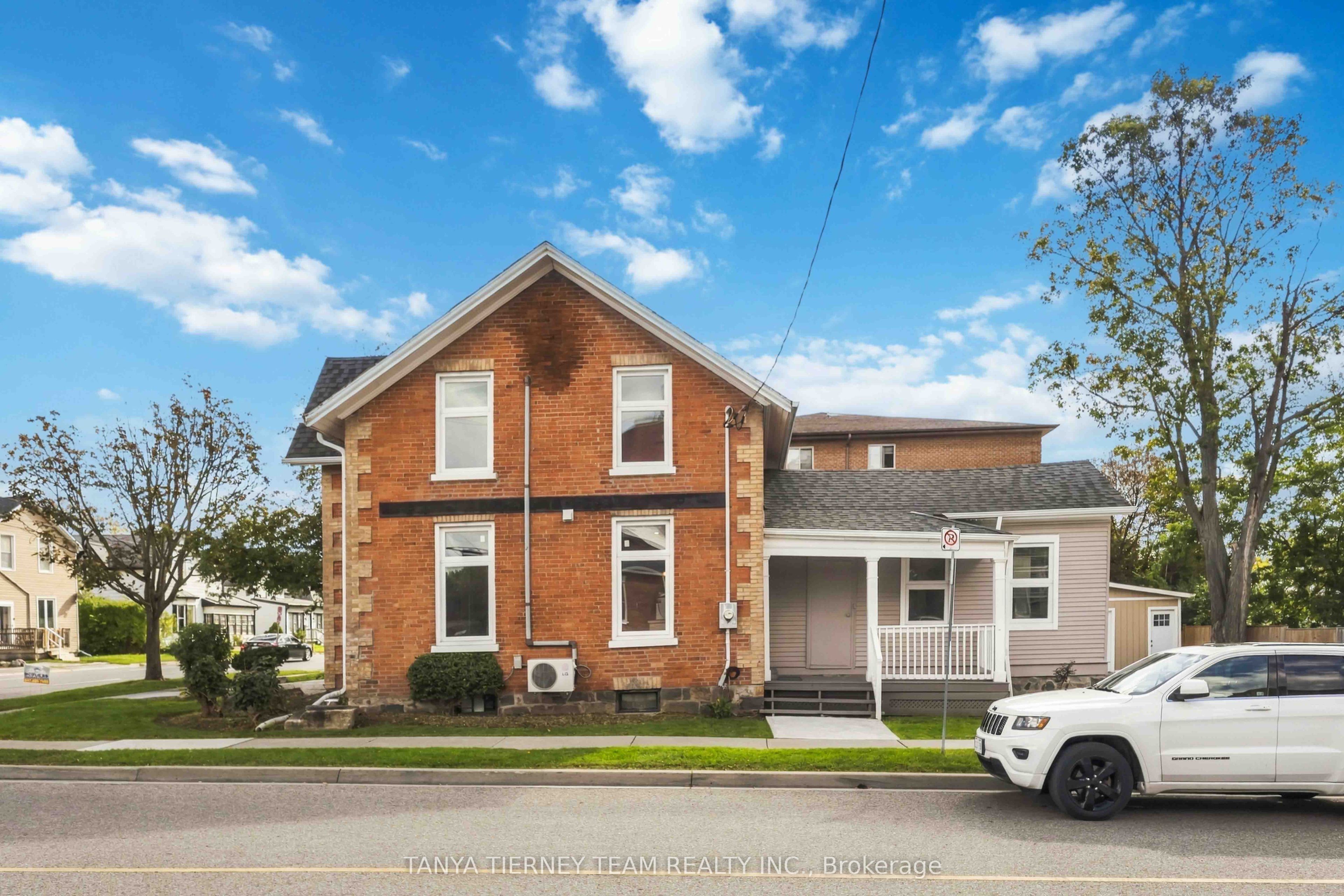 168 Centre Street S Upper Property Photo 3