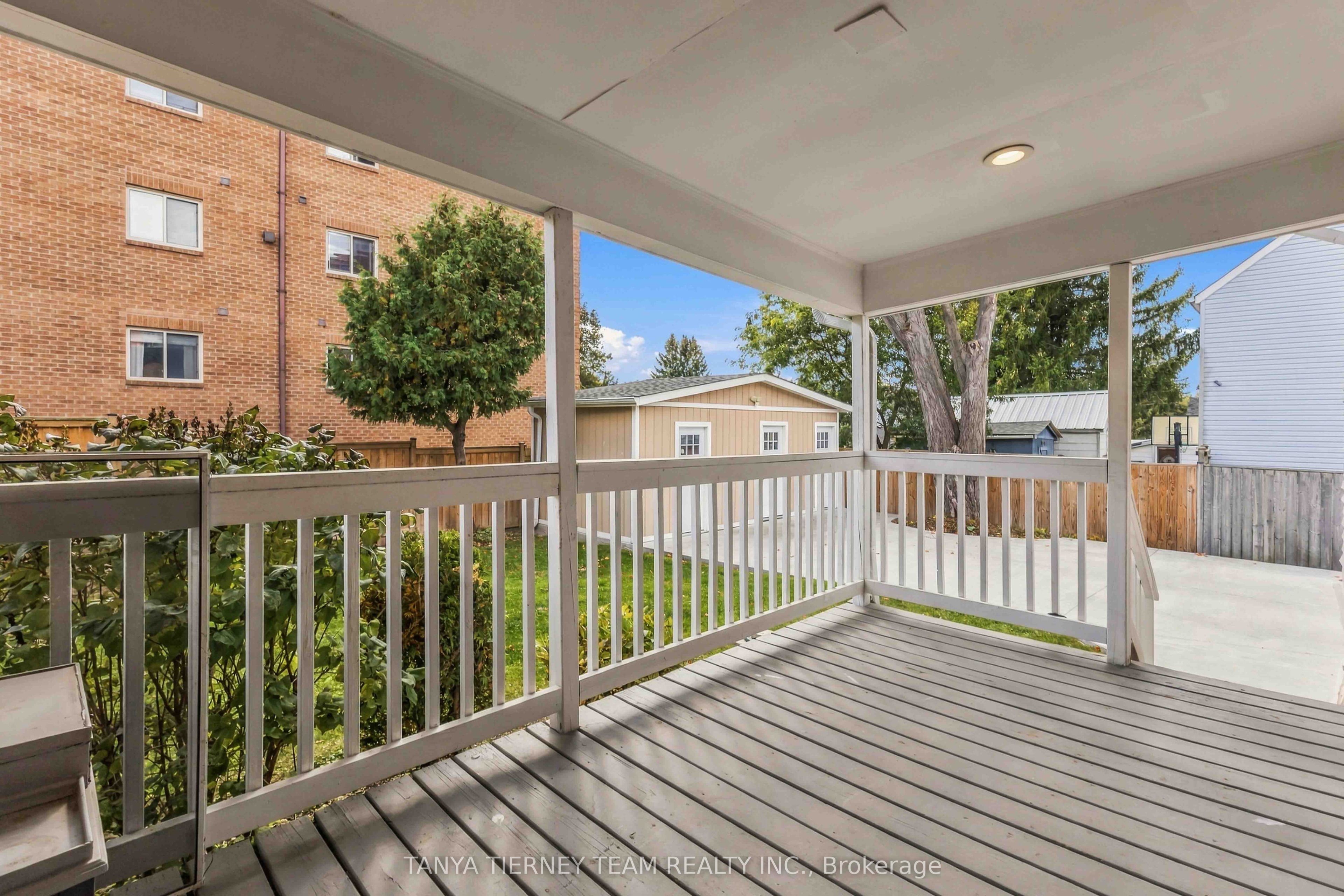 168 Centre Street S Upper Property Photo 5