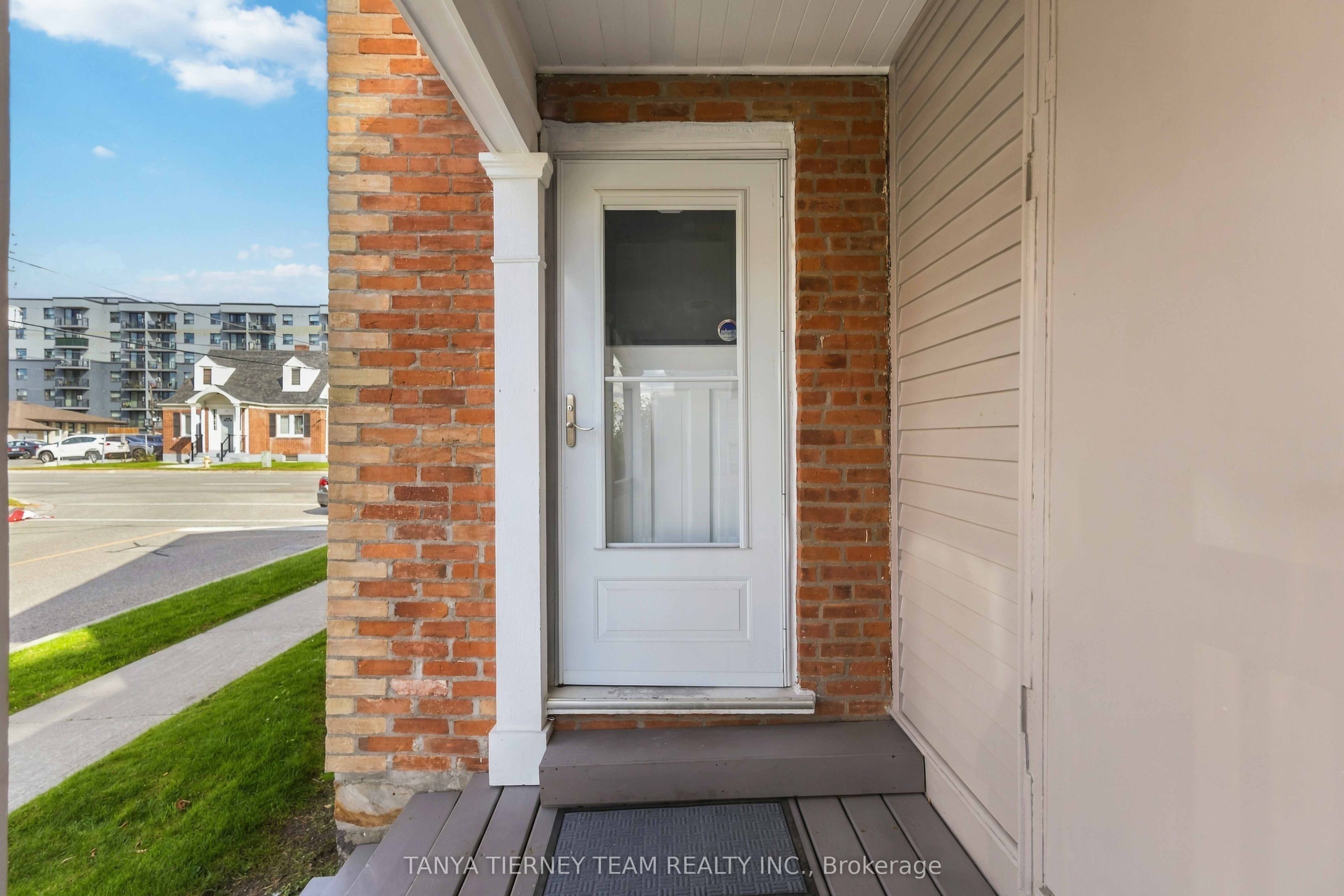 168 Centre Street S Upper Property Photo 6