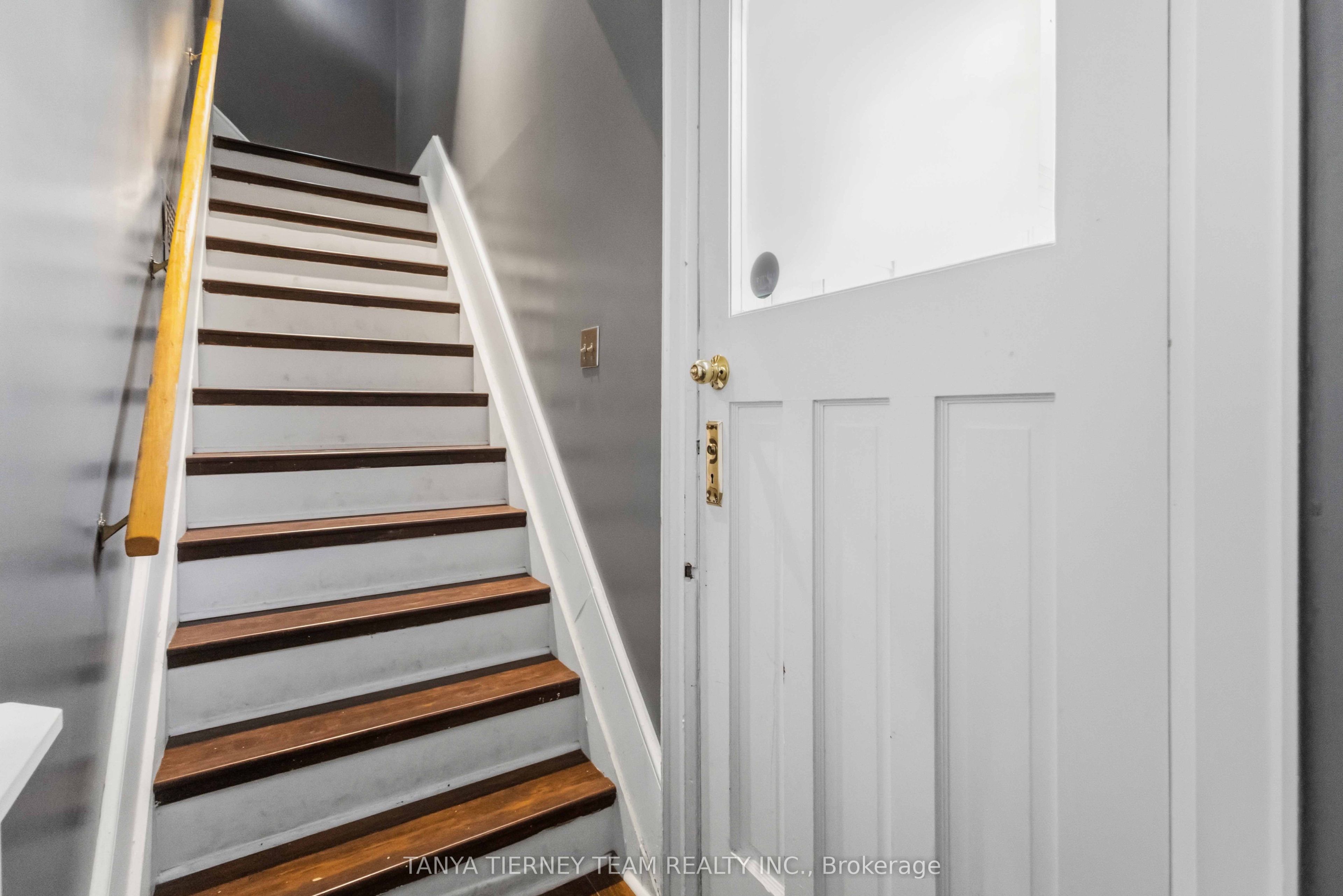168 Centre Street S Upper Property Photo 7