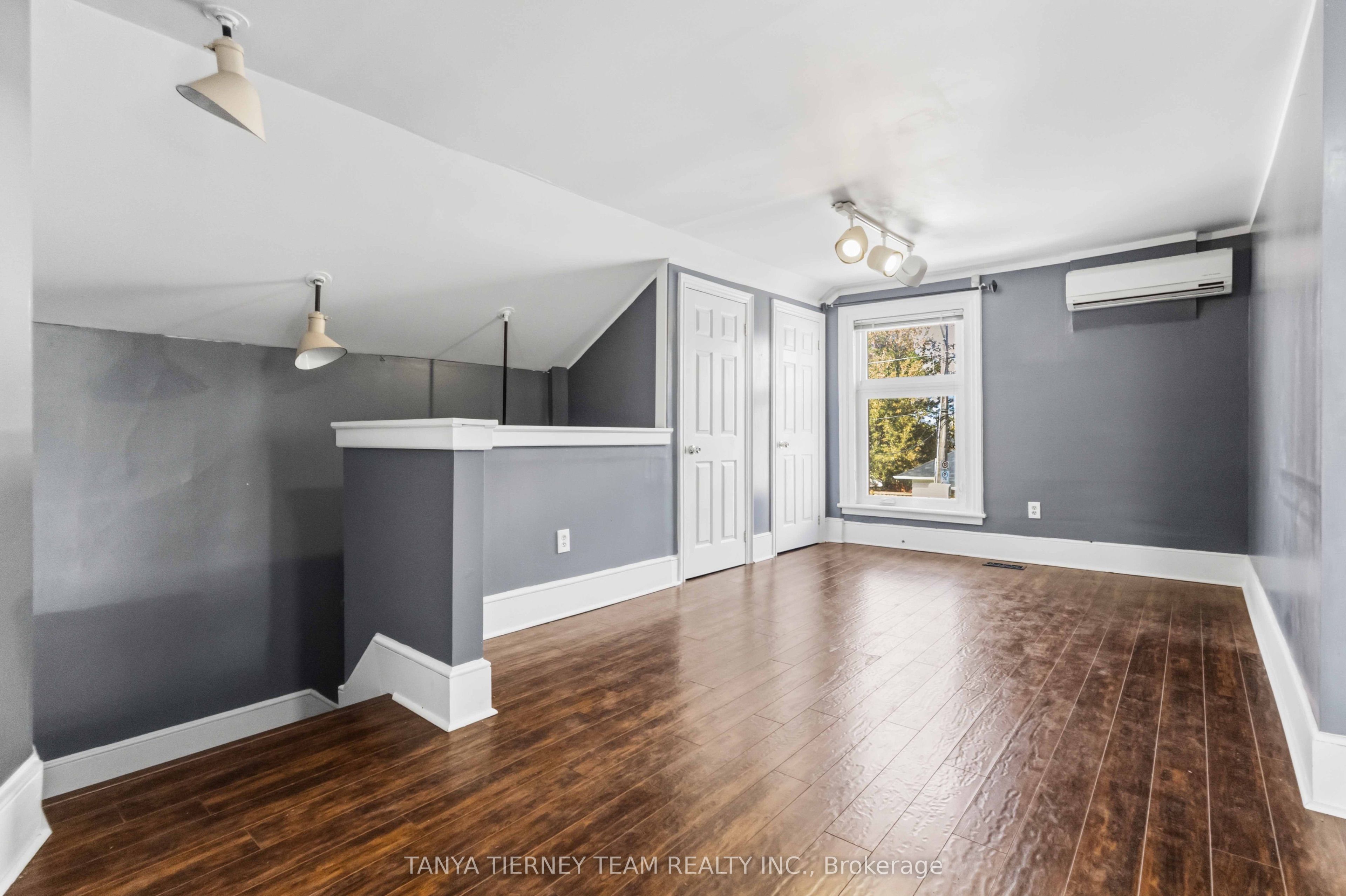 168 Centre Street S Upper Property Photo 9