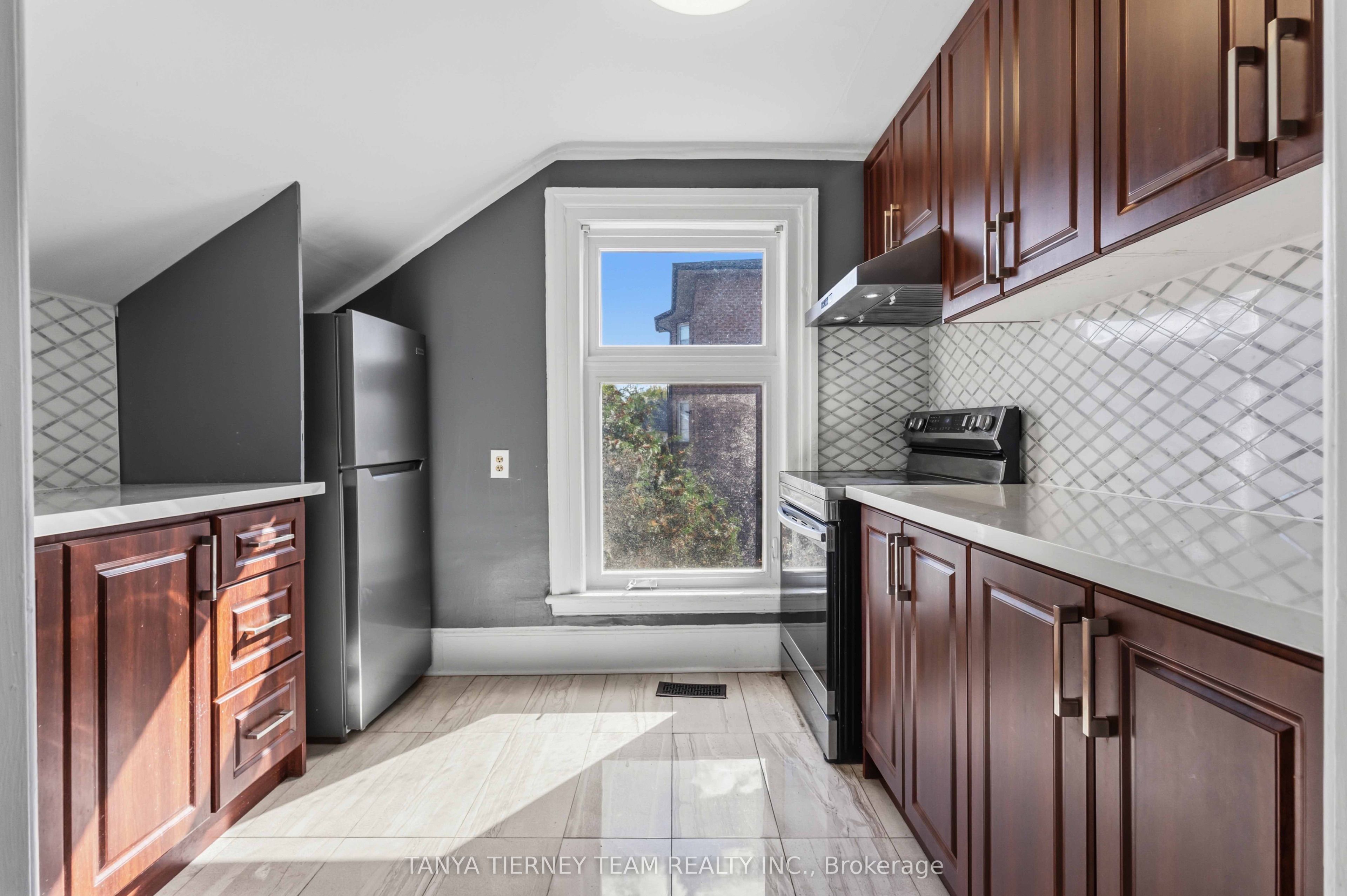168 Centre Street S Upper Property Photo 12