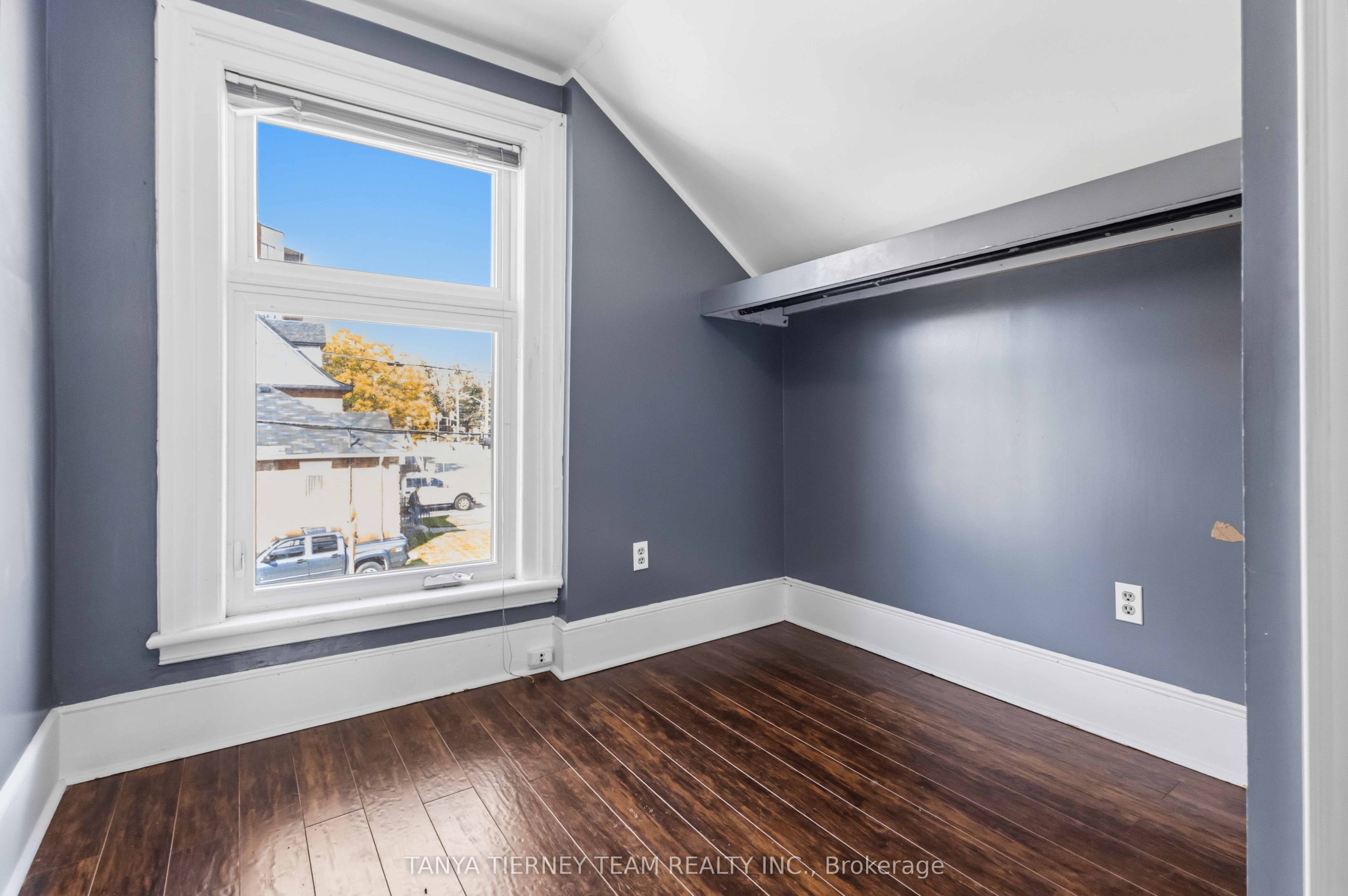 168 Centre Street S Upper Property Photo 15