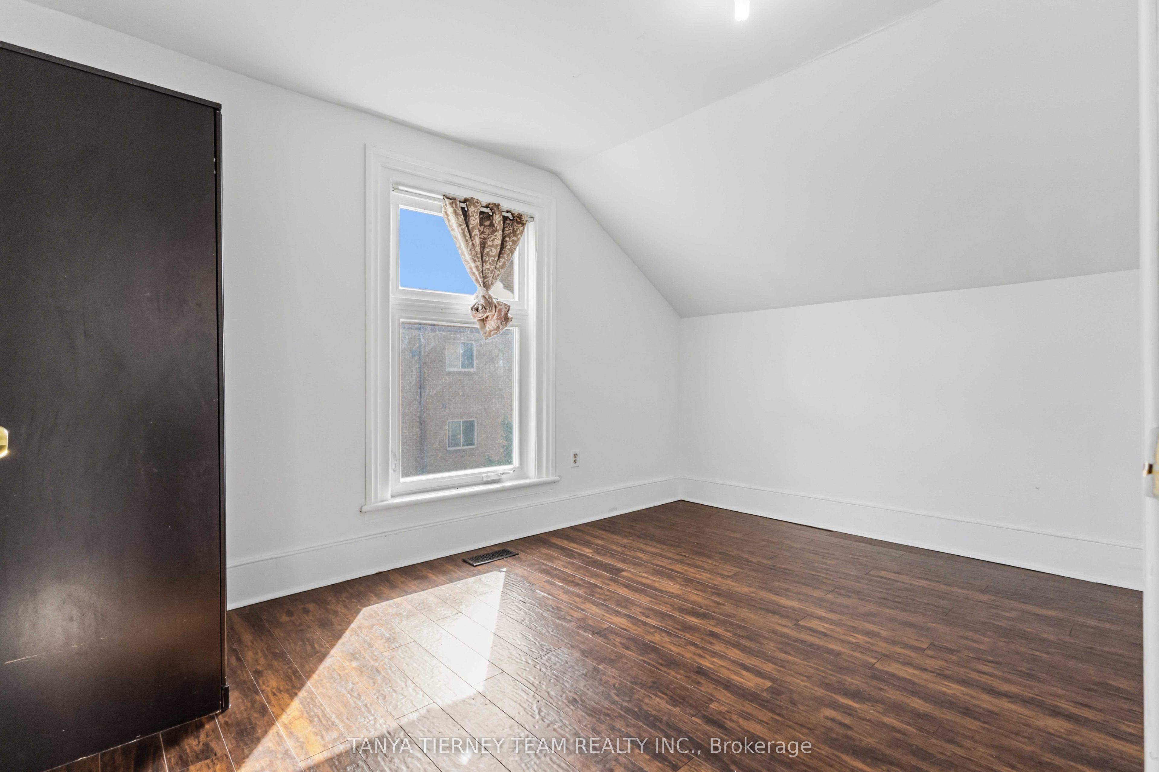168 Centre Street S Upper Property Photo 16
