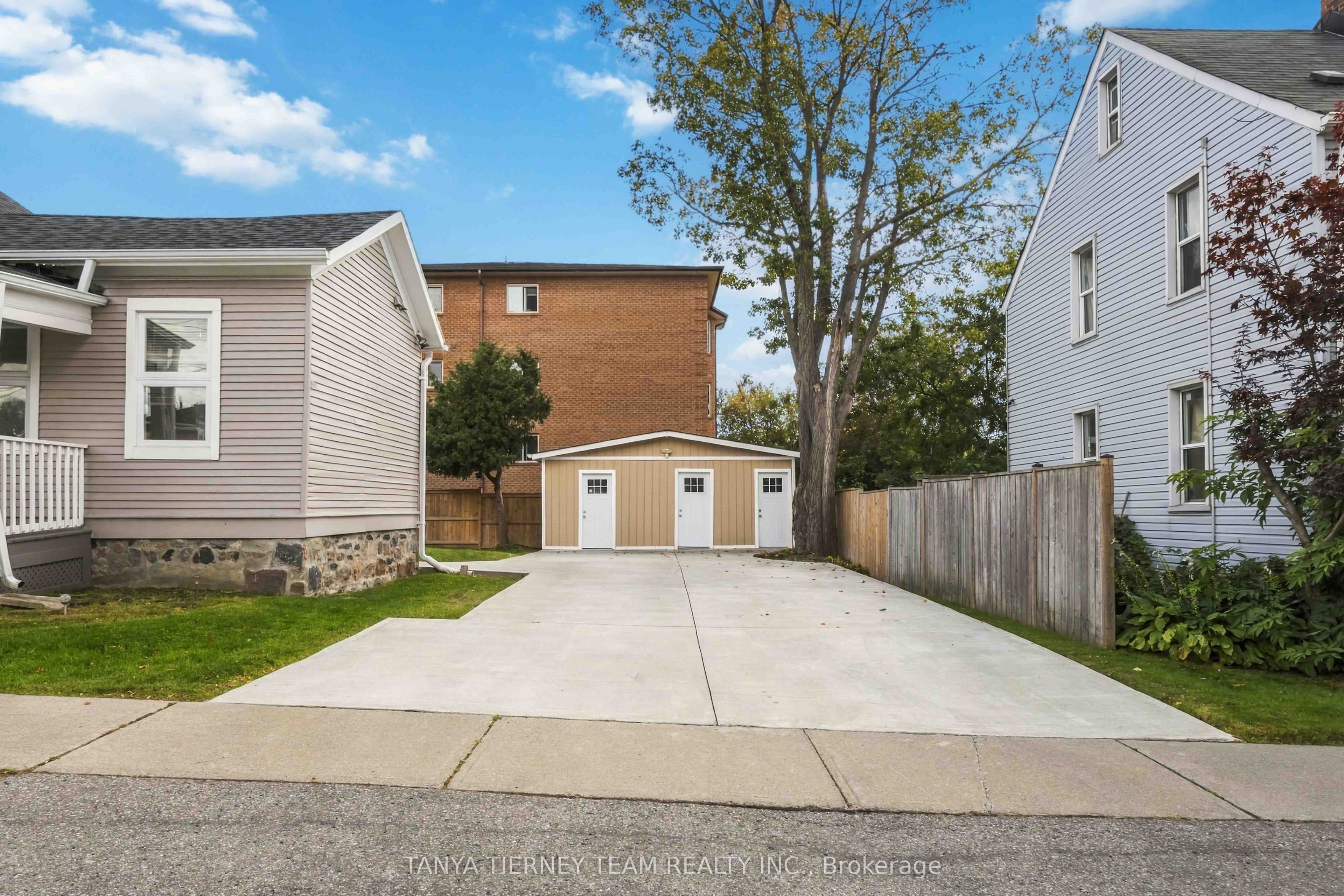 168 Centre Street S Upper Property Photo 24