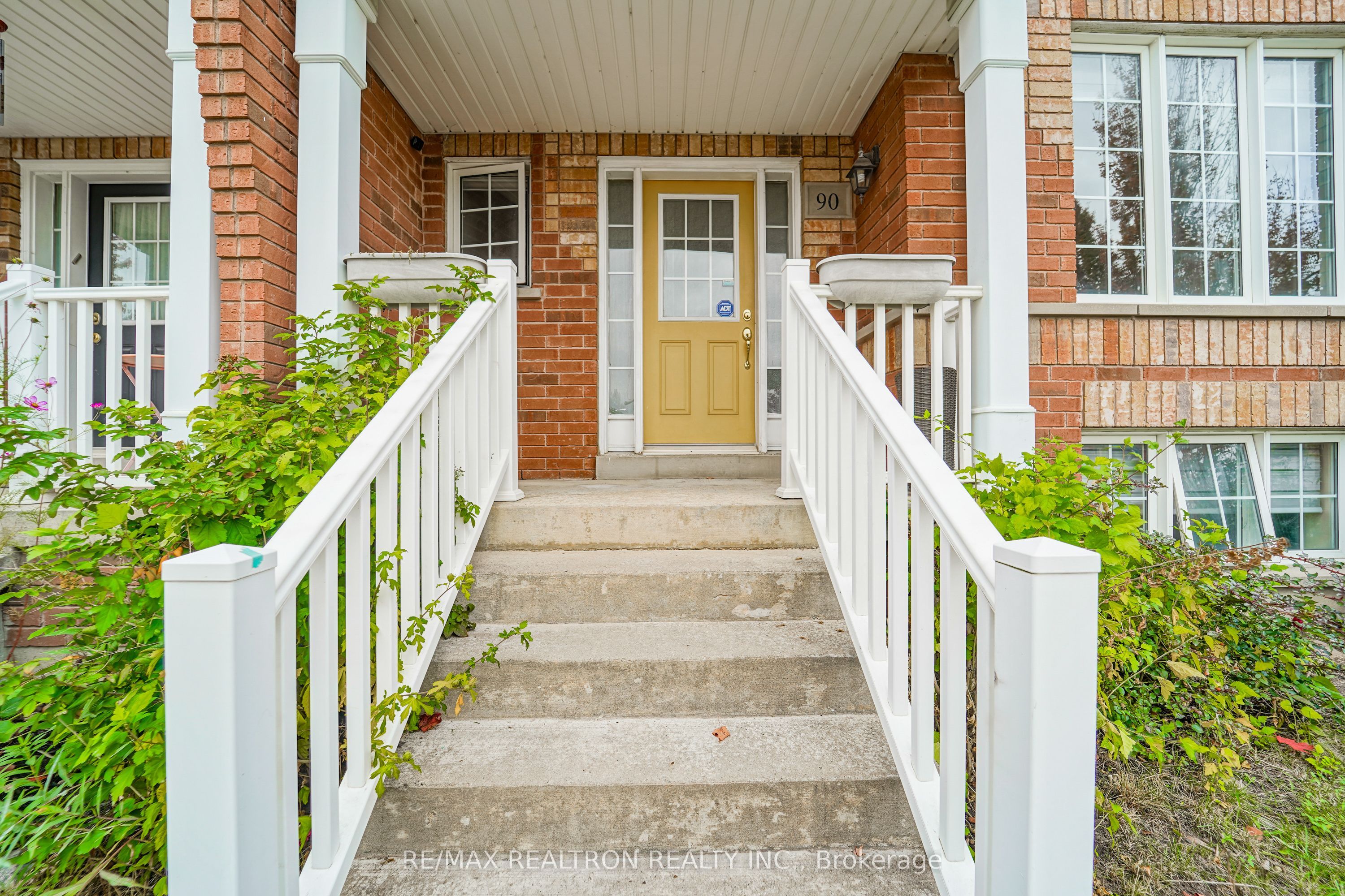 90 Williamson Drive E Property Photo 4