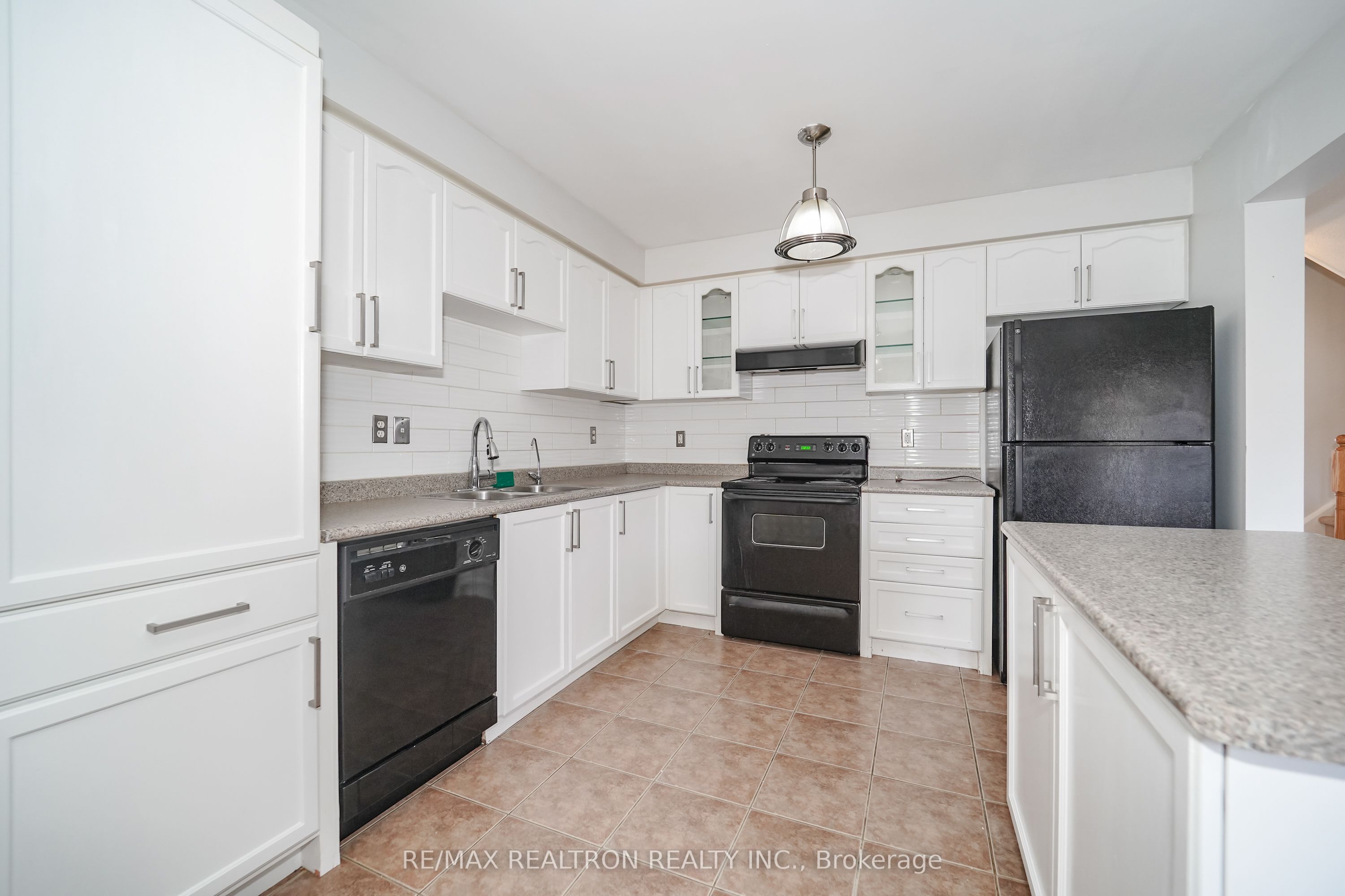 90 Williamson Drive E Property Photo 12