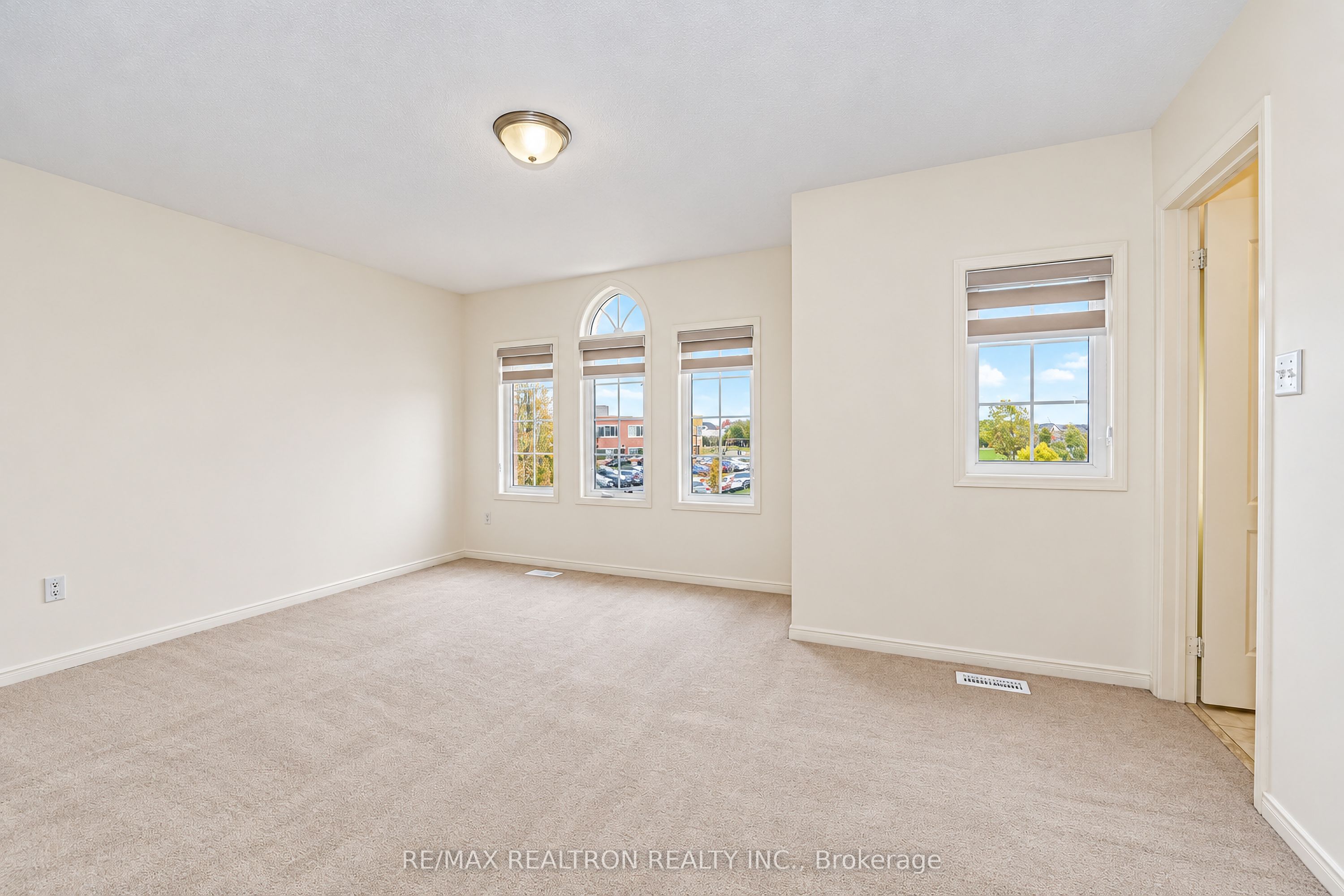 90 Williamson Drive E Property Photo 17