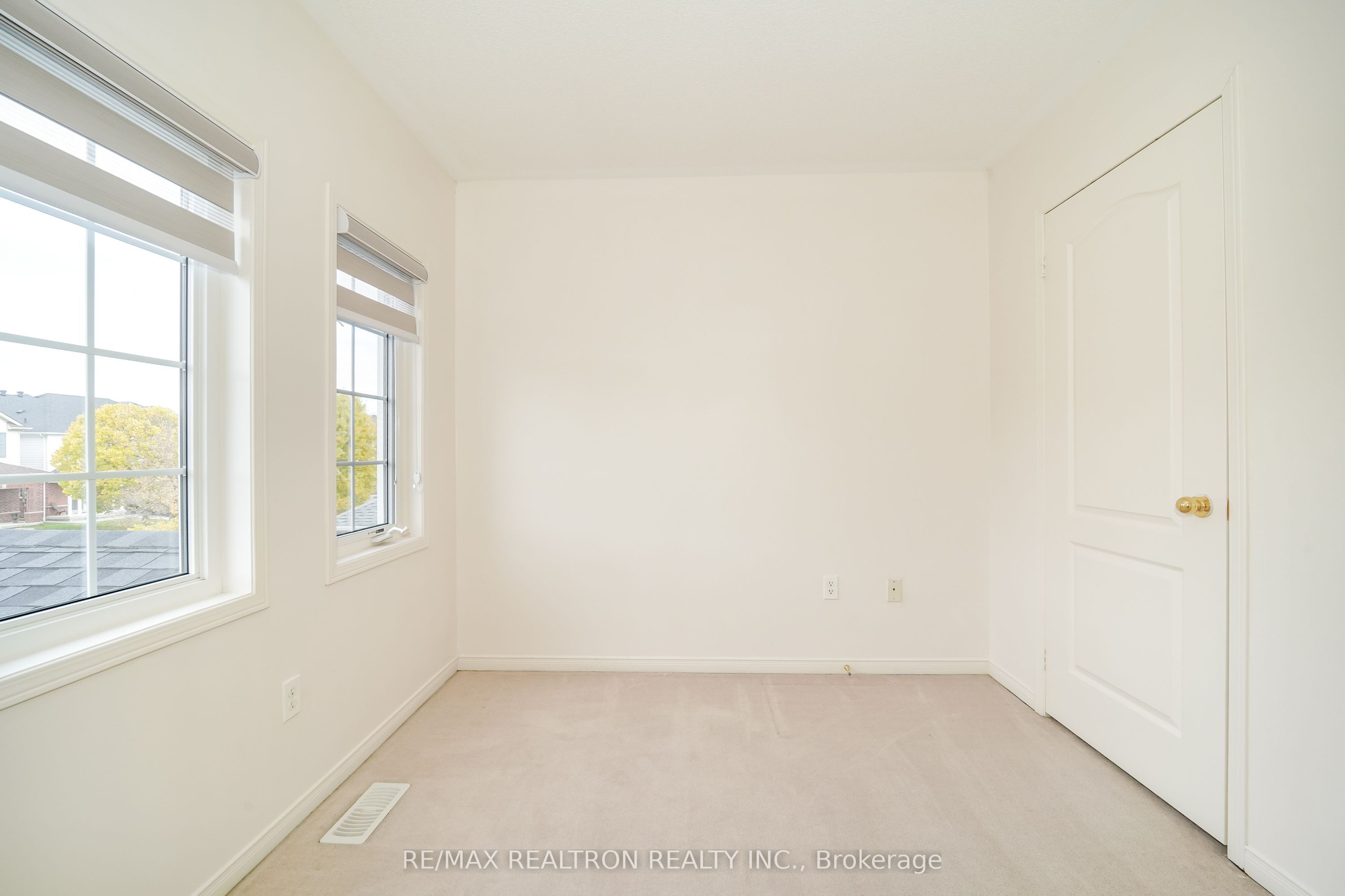 90 Williamson Drive E Property Photo 23