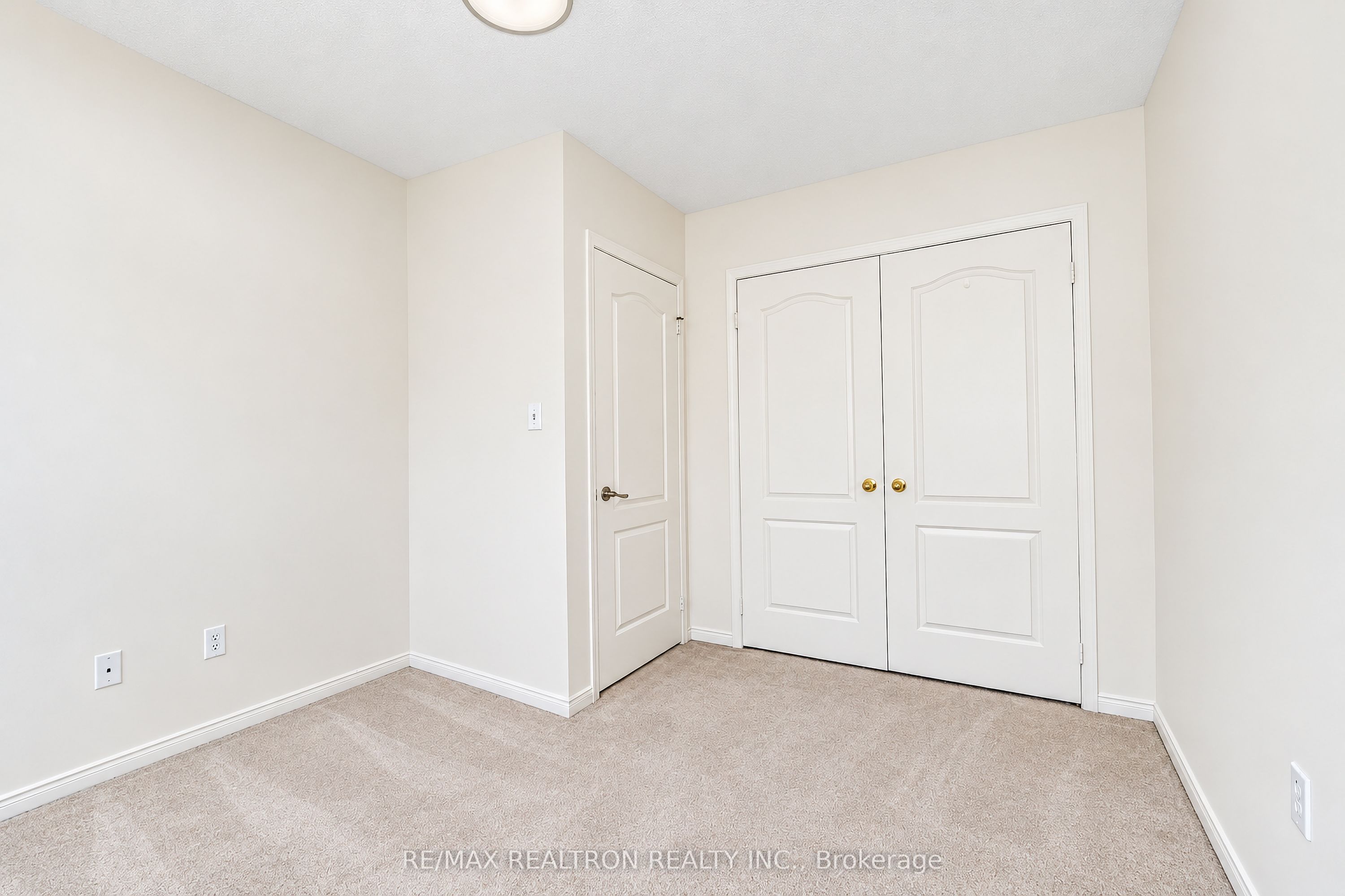 90 Williamson Drive E Property Photo 26