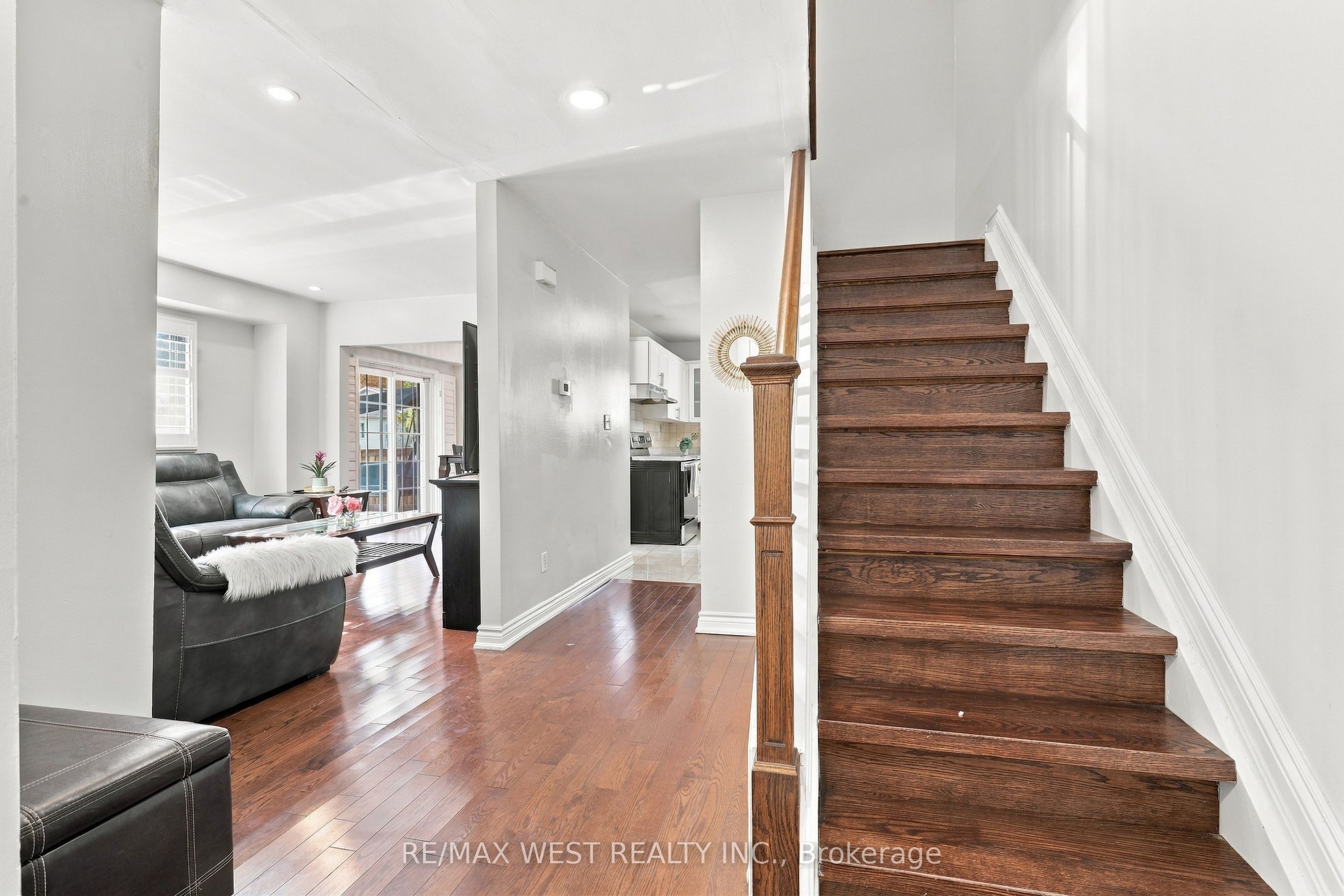12 Waverly Street S Property Photo 5