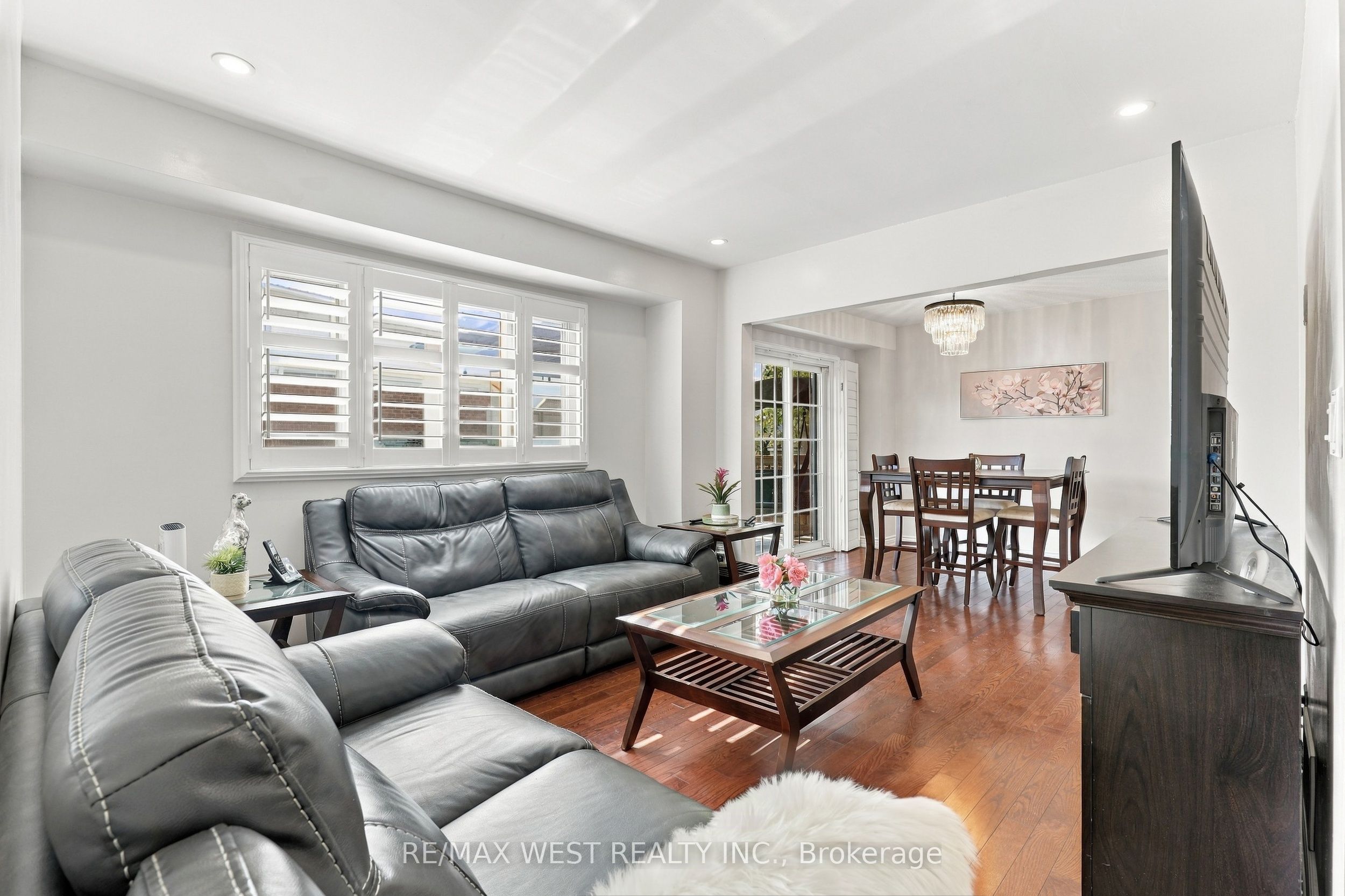 12 Waverly Street S Property Photo 6