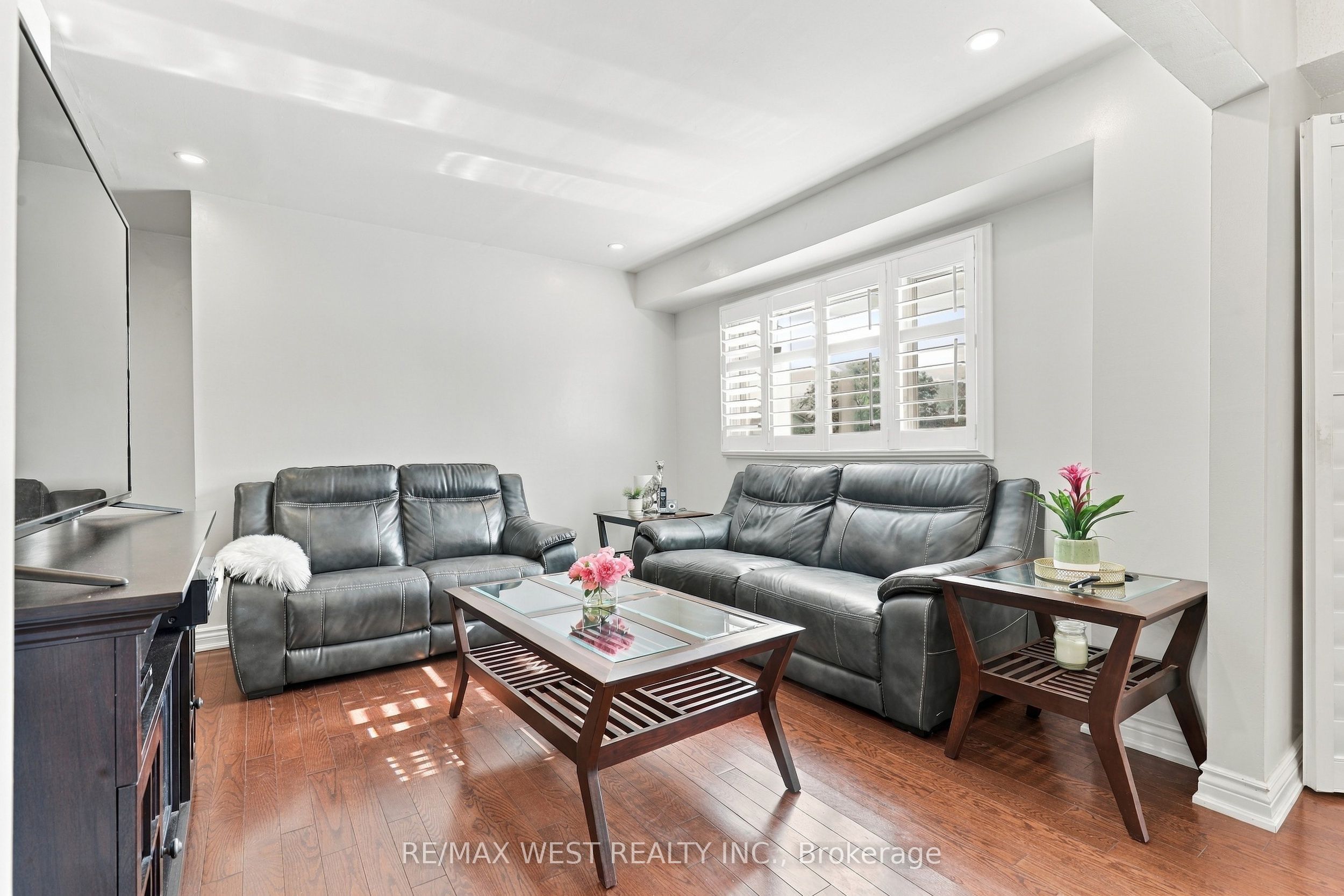 12 Waverly Street S Property Photo 7
