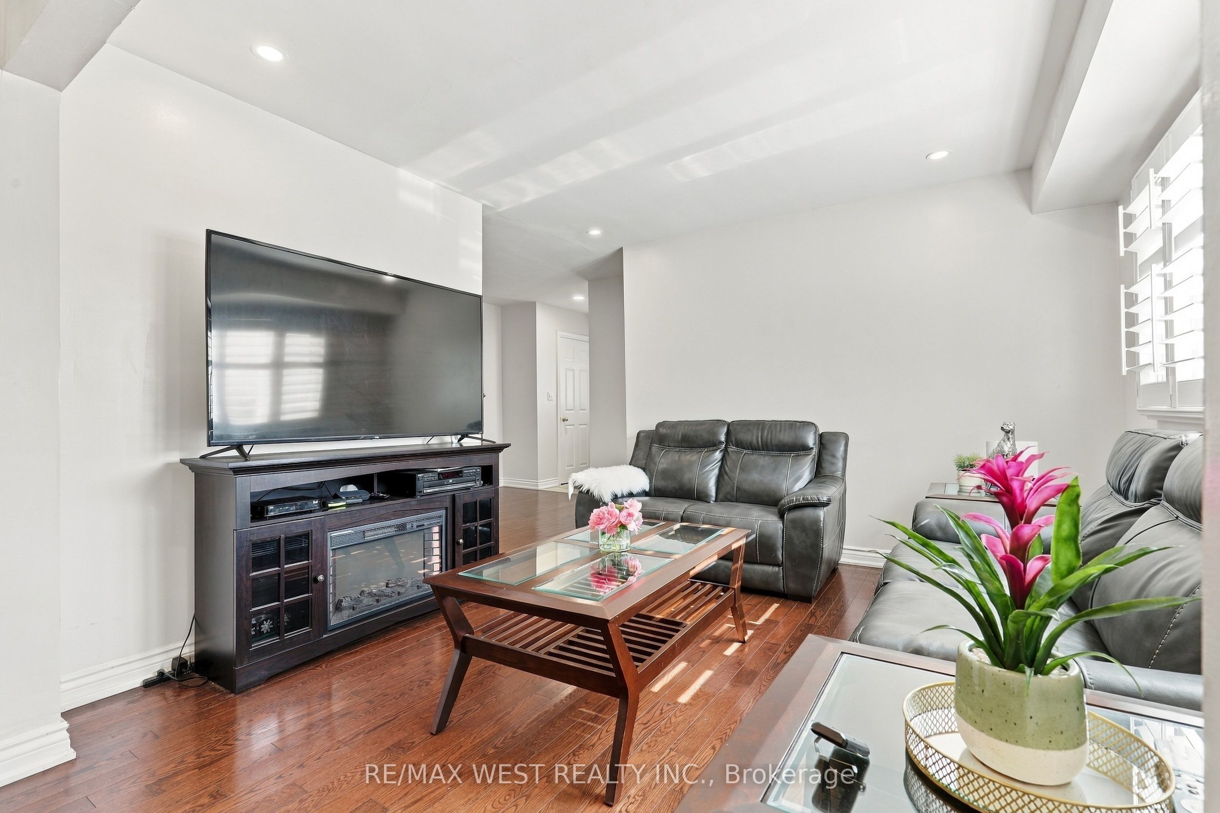 12 Waverly Street S Property Photo 8