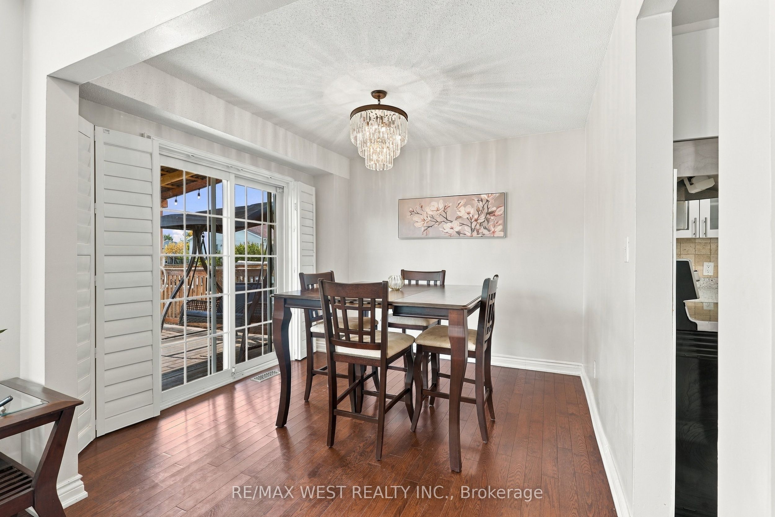 12 Waverly Street S Property Photo 9
