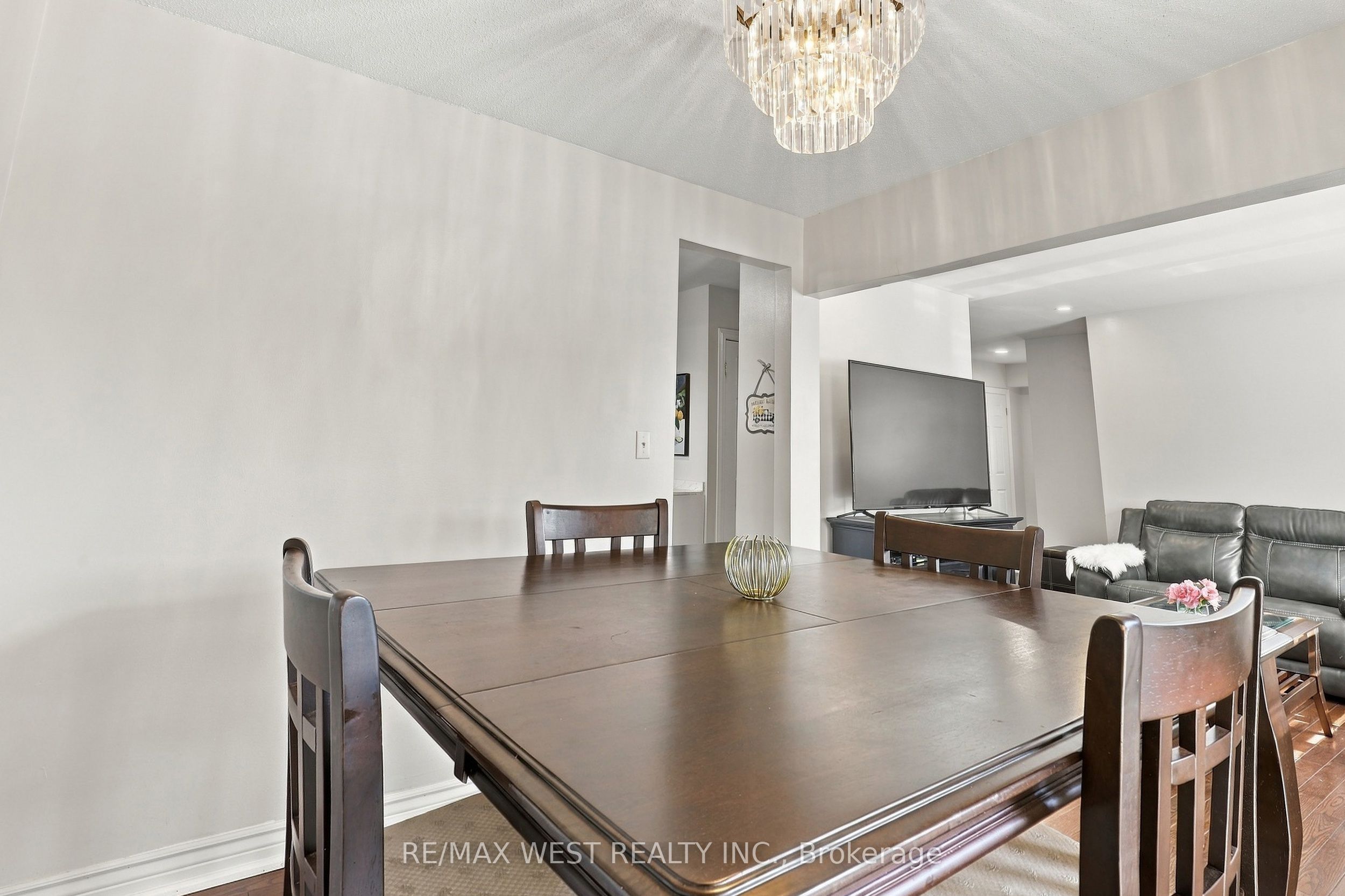 12 Waverly Street S Property Photo 10