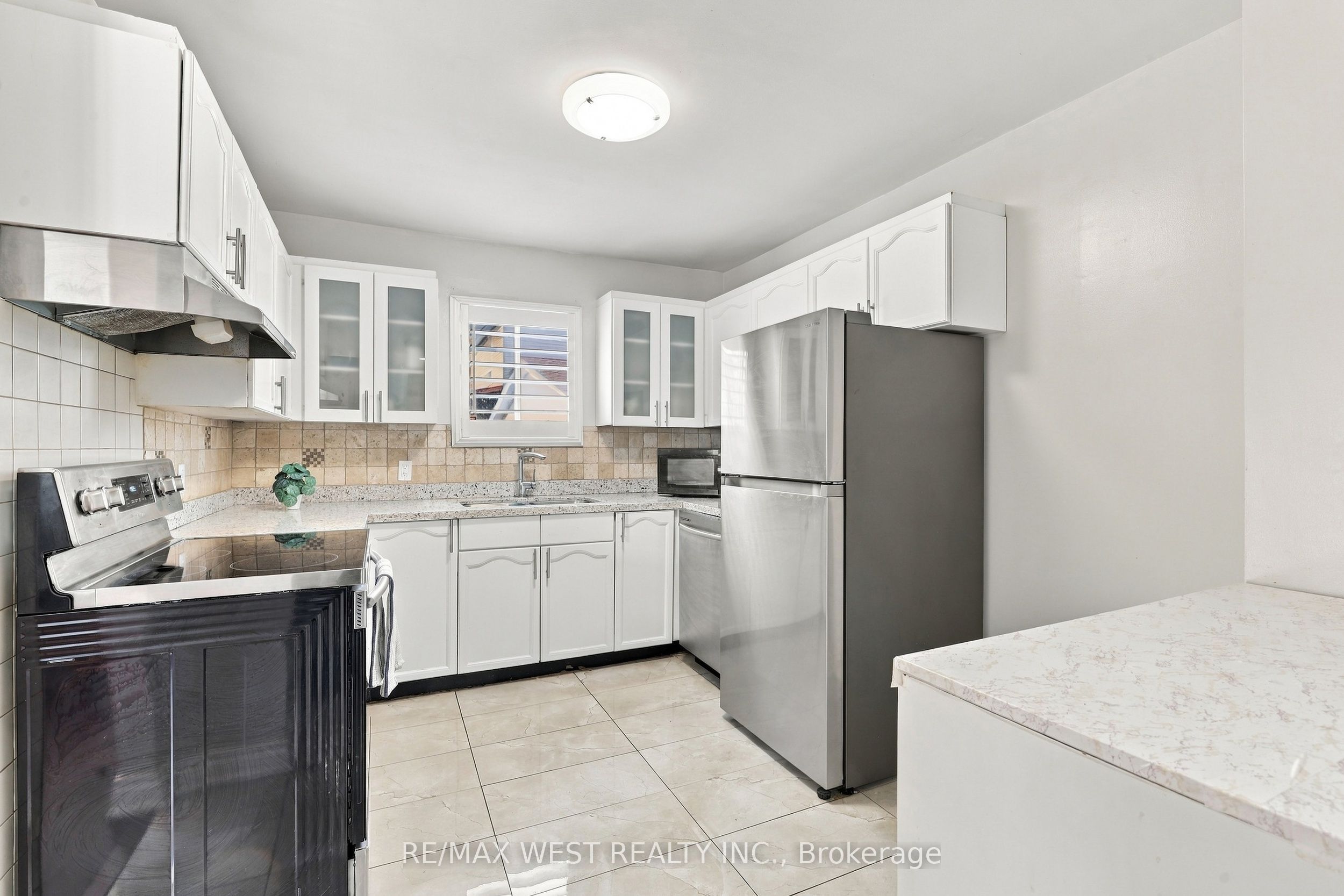 12 Waverly Street S Property Photo 12