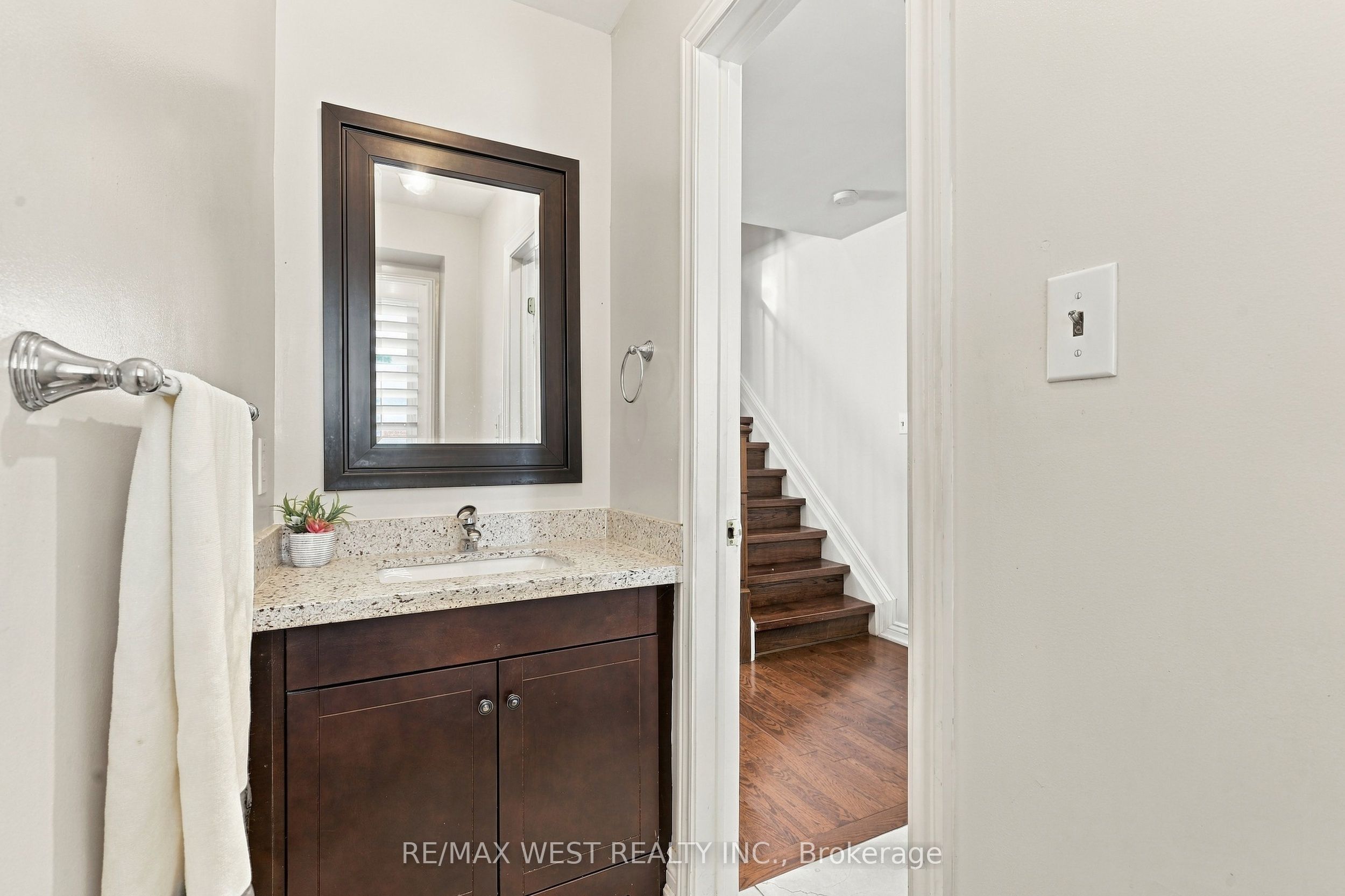 12 Waverly Street S Property Photo 14