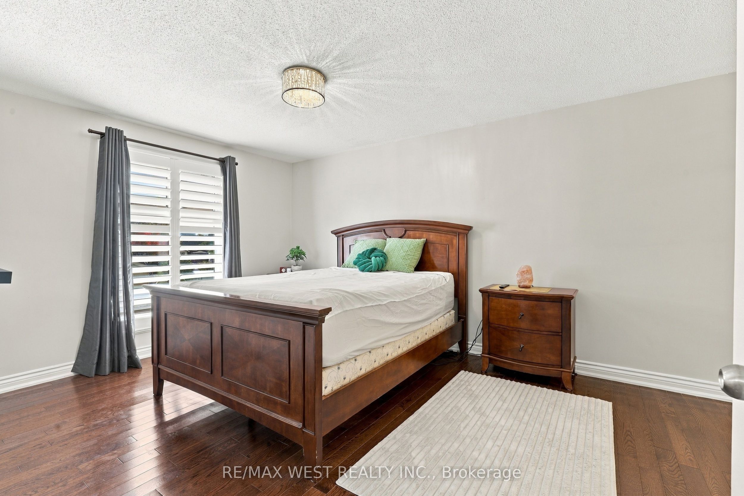 12 Waverly Street S Property Photo 16