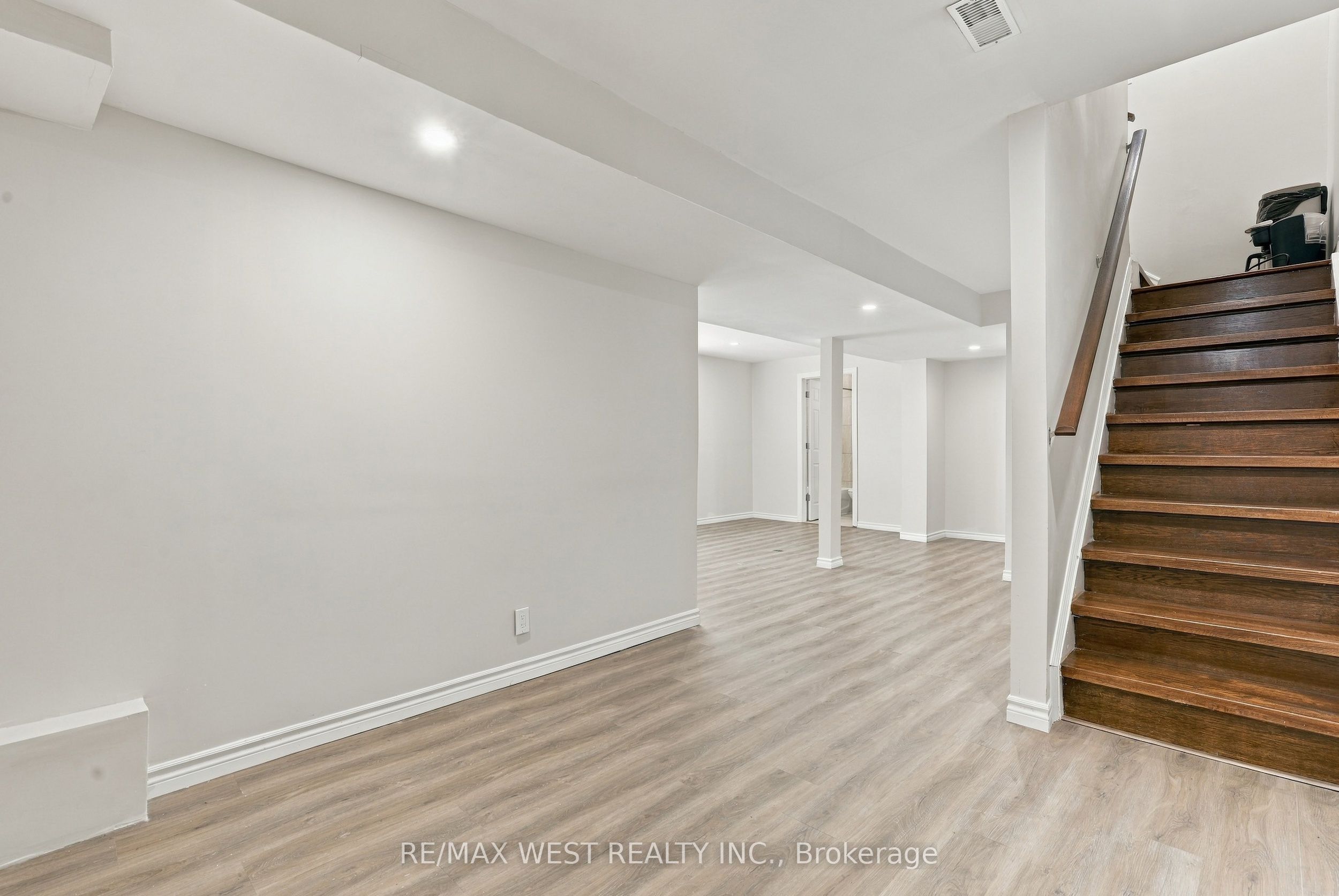 12 Waverly Street S Property Photo 23