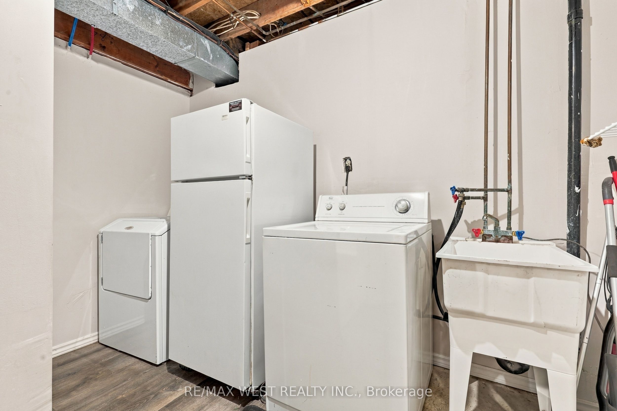 12 Waverly Street S Property Photo 24