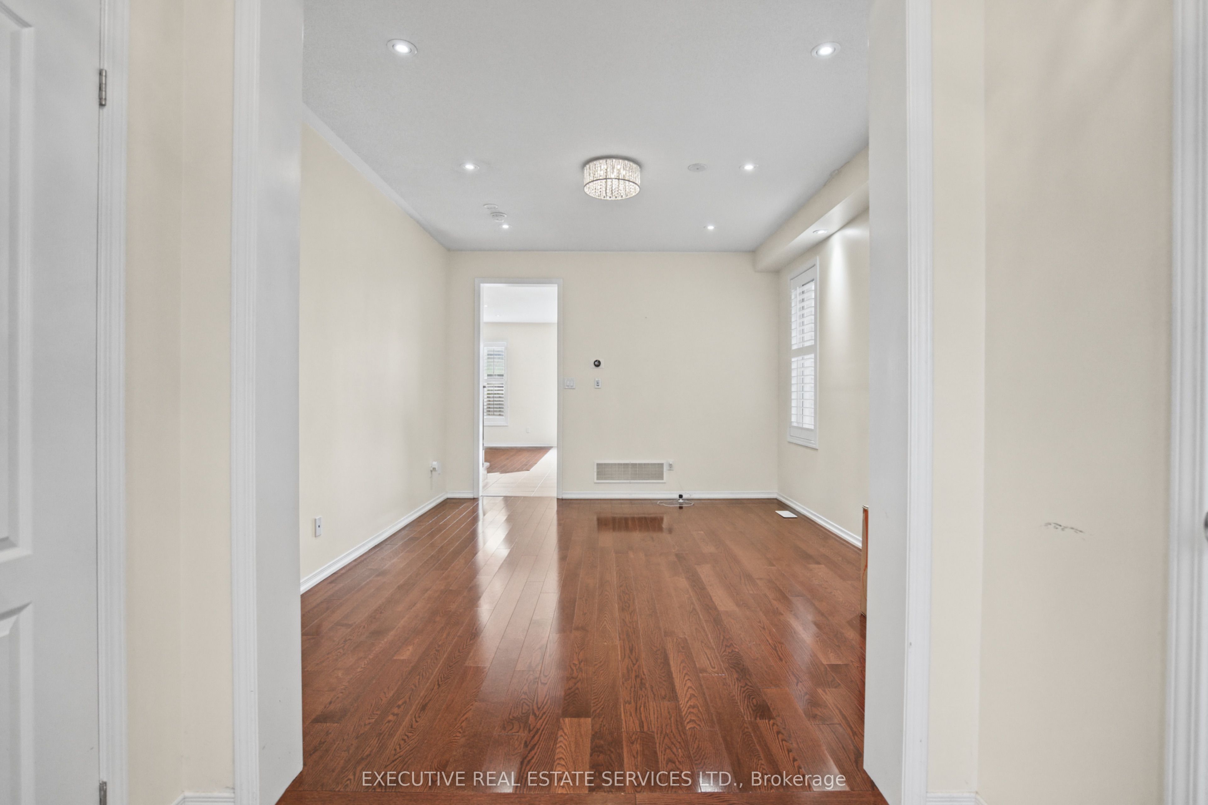 1571 Edgecroft Drive Property Photo 8