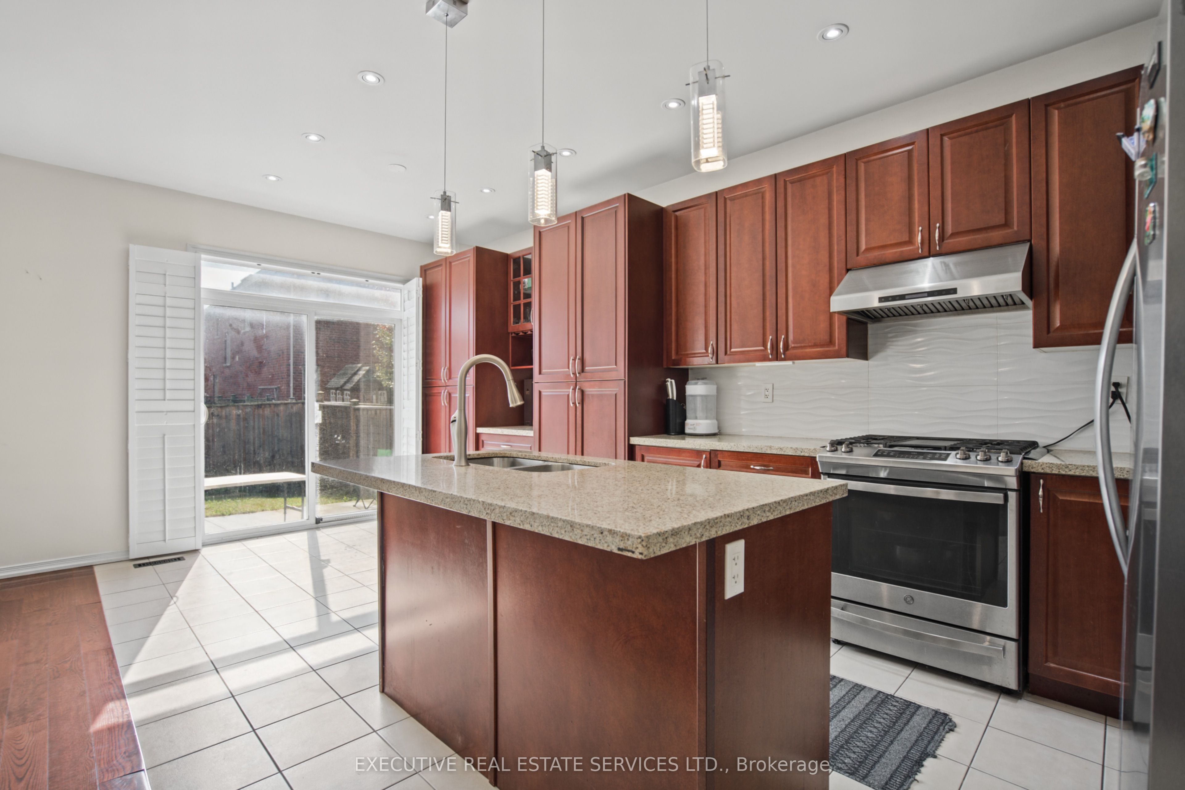 1571 Edgecroft Drive Property Photo 14