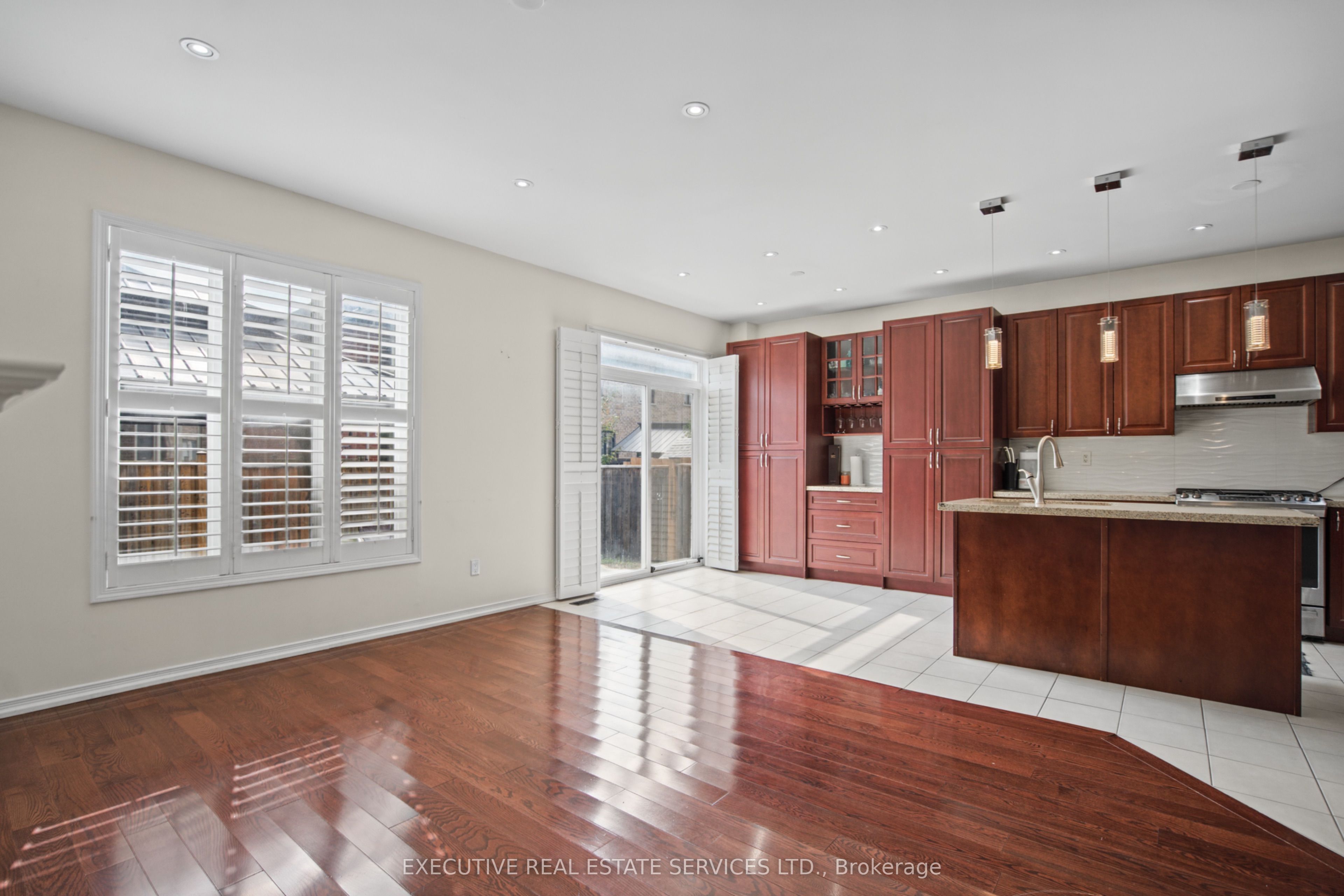 1571 Edgecroft Drive Property Photo 21