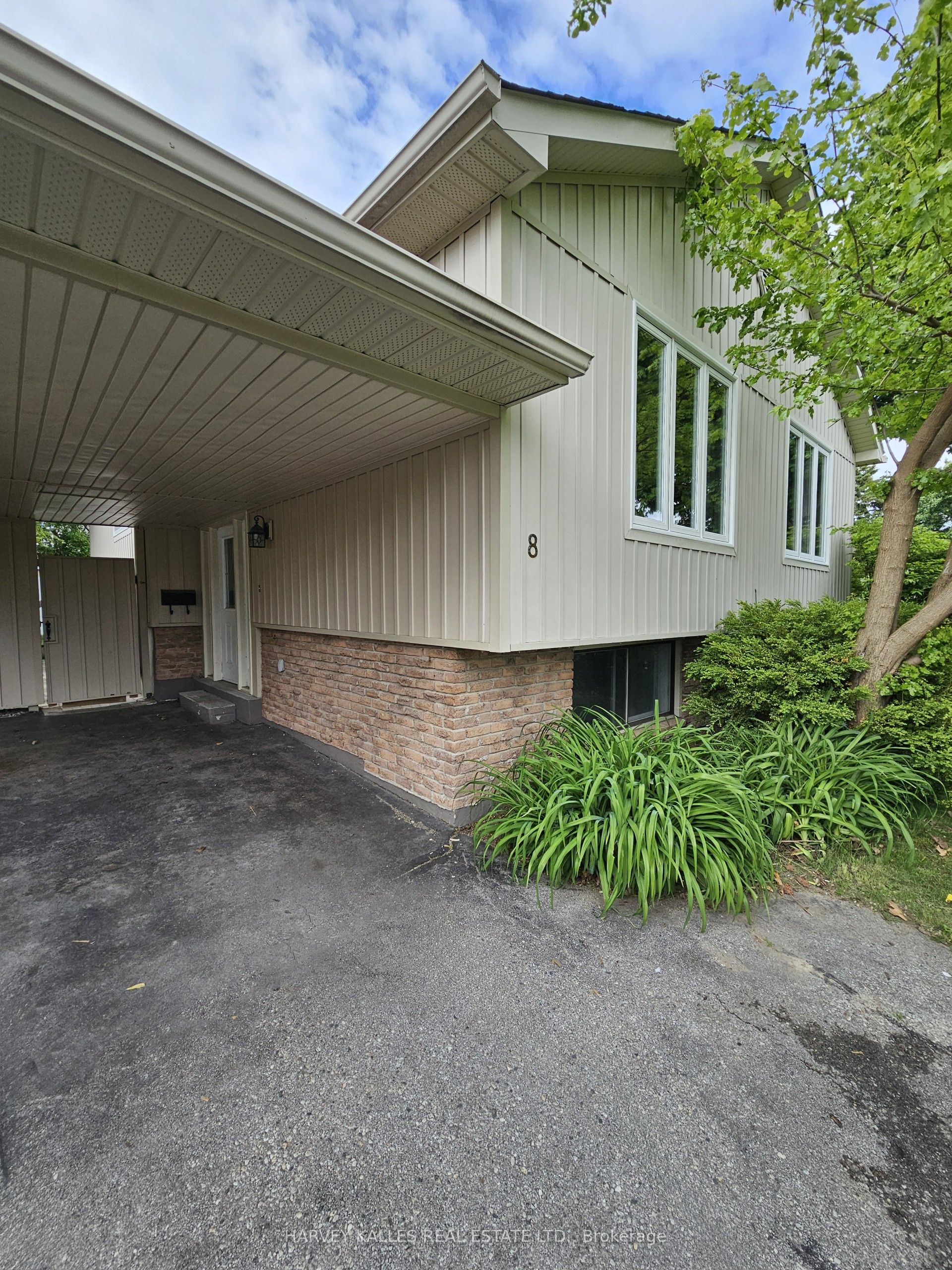 8 Pilkington Crescent Property Photo 2