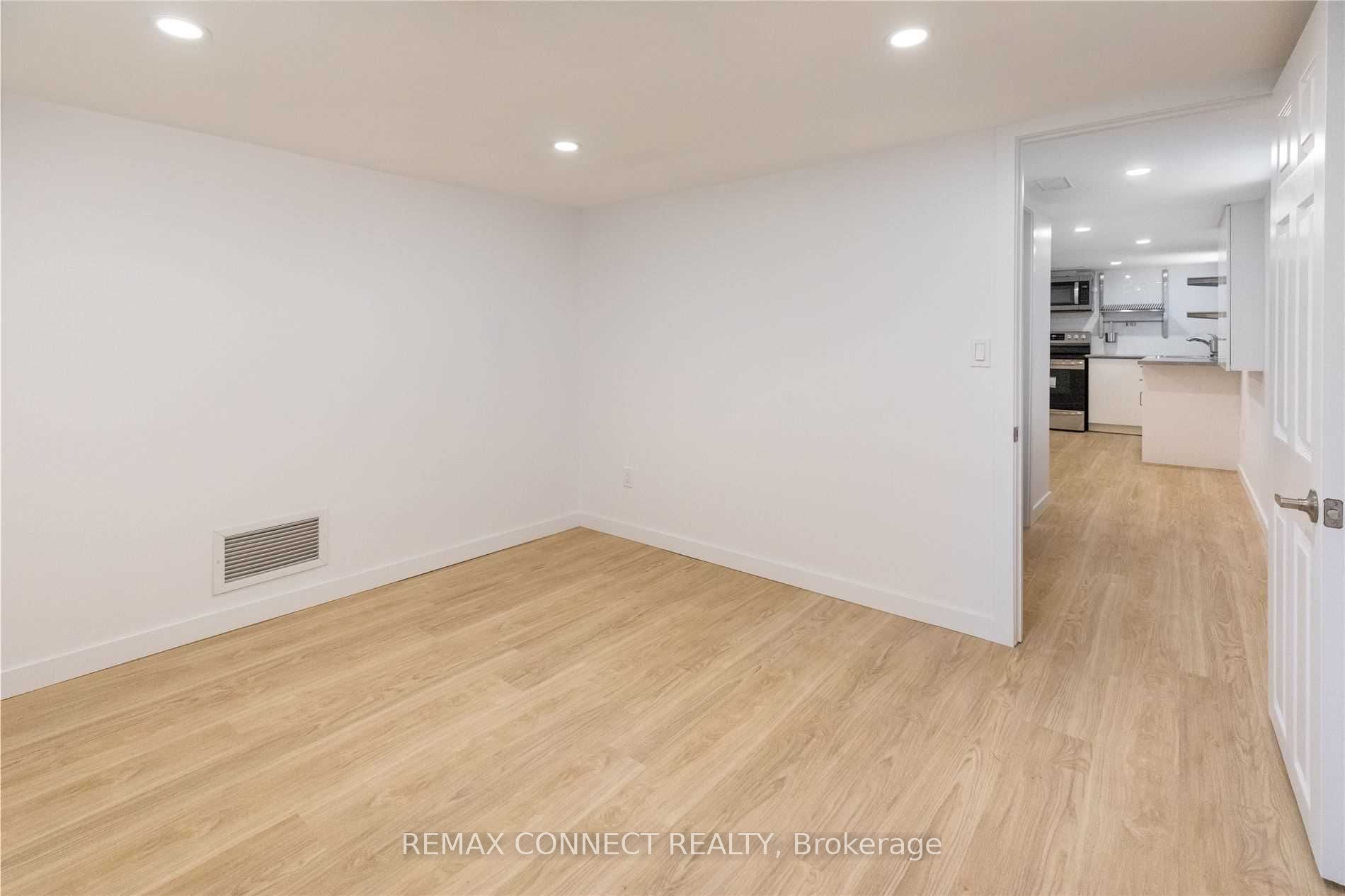 1370 Woodbine Avenue Lower Property Photo 6