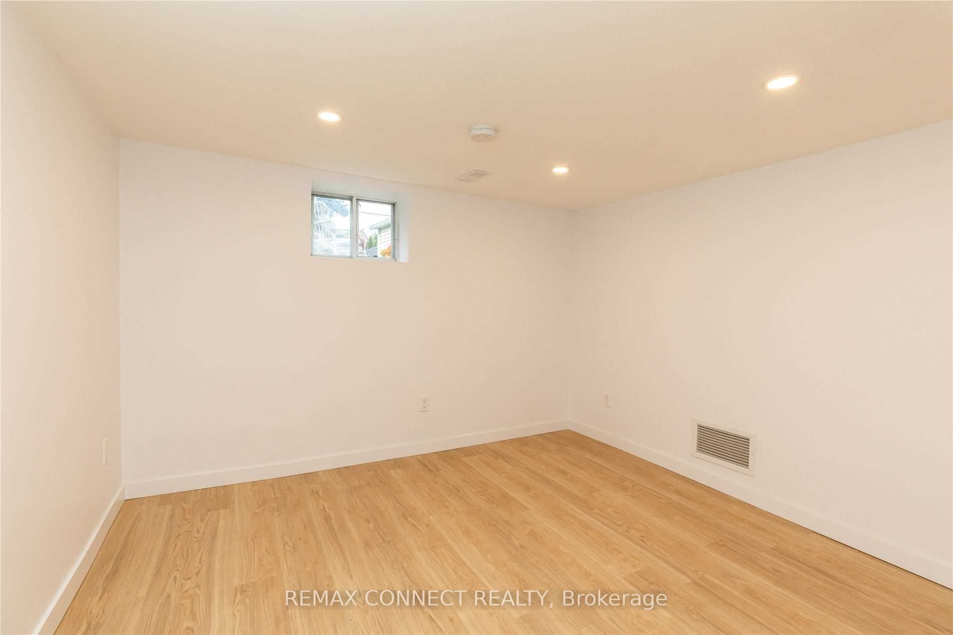 1370 Woodbine Avenue Lower Property Photo 7