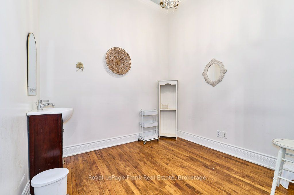 159 Brock Street N Property Photo 6