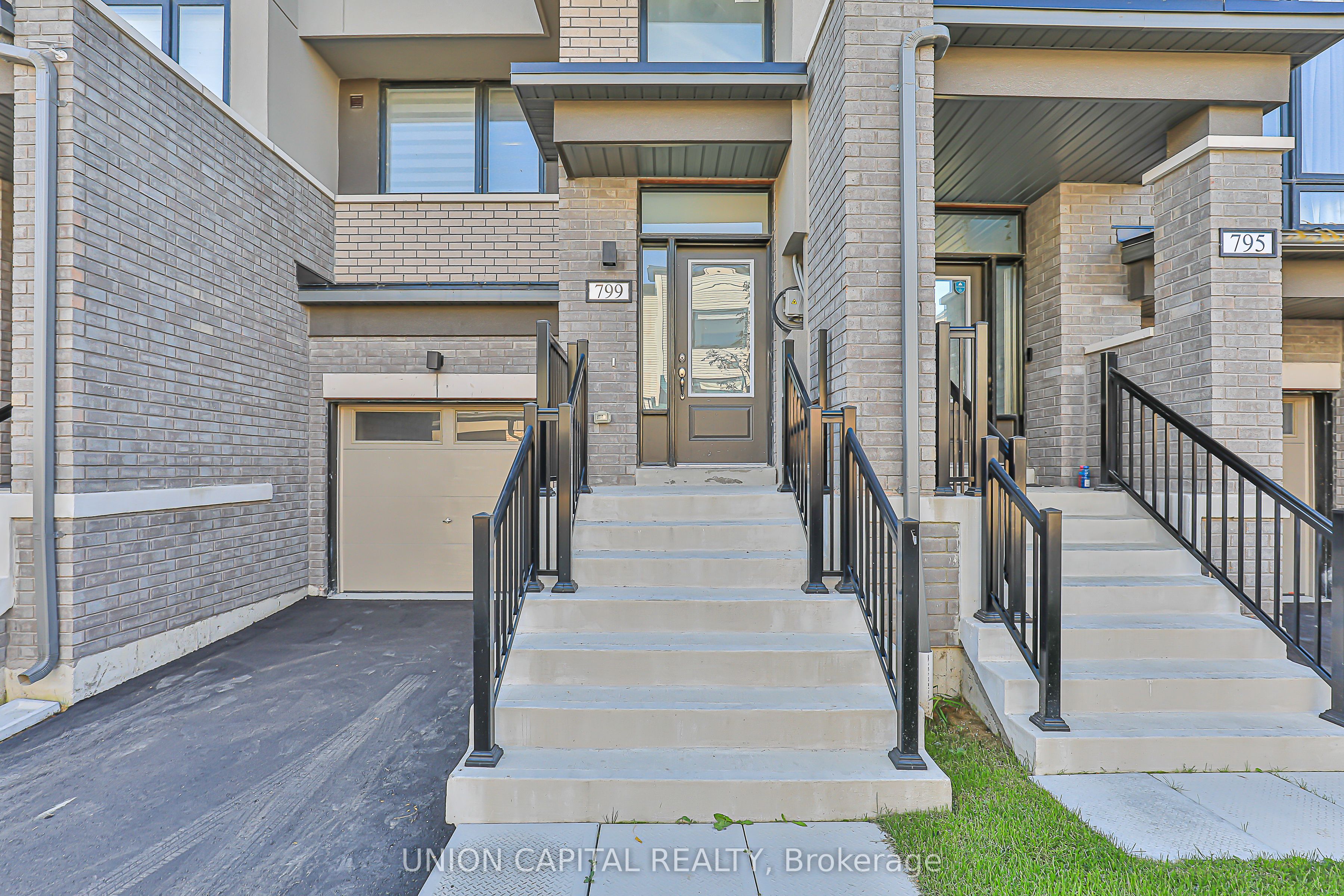 799 Stanstead Path Property Photo 2
