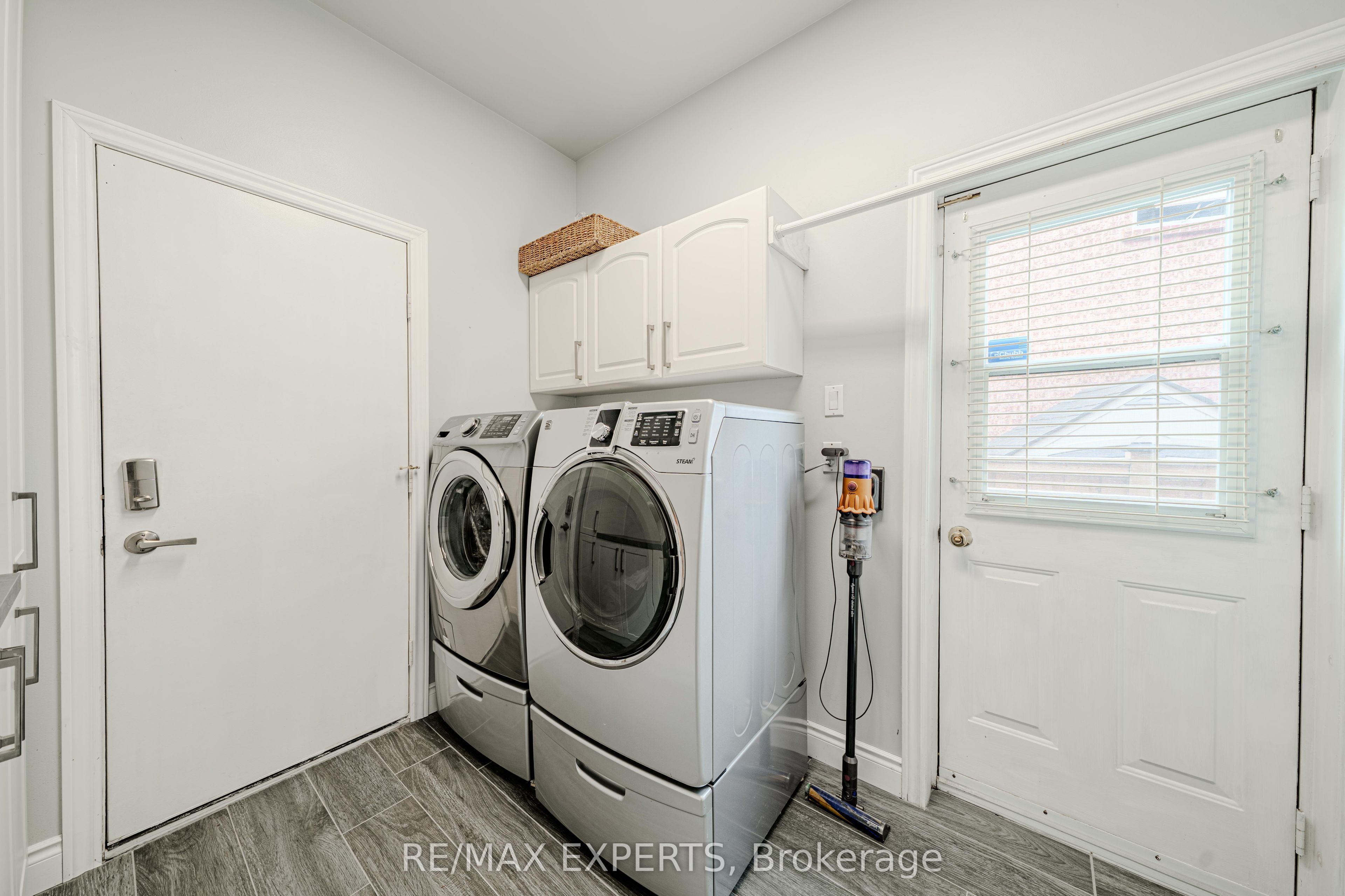231 Mossbrook Square Property Photo 17