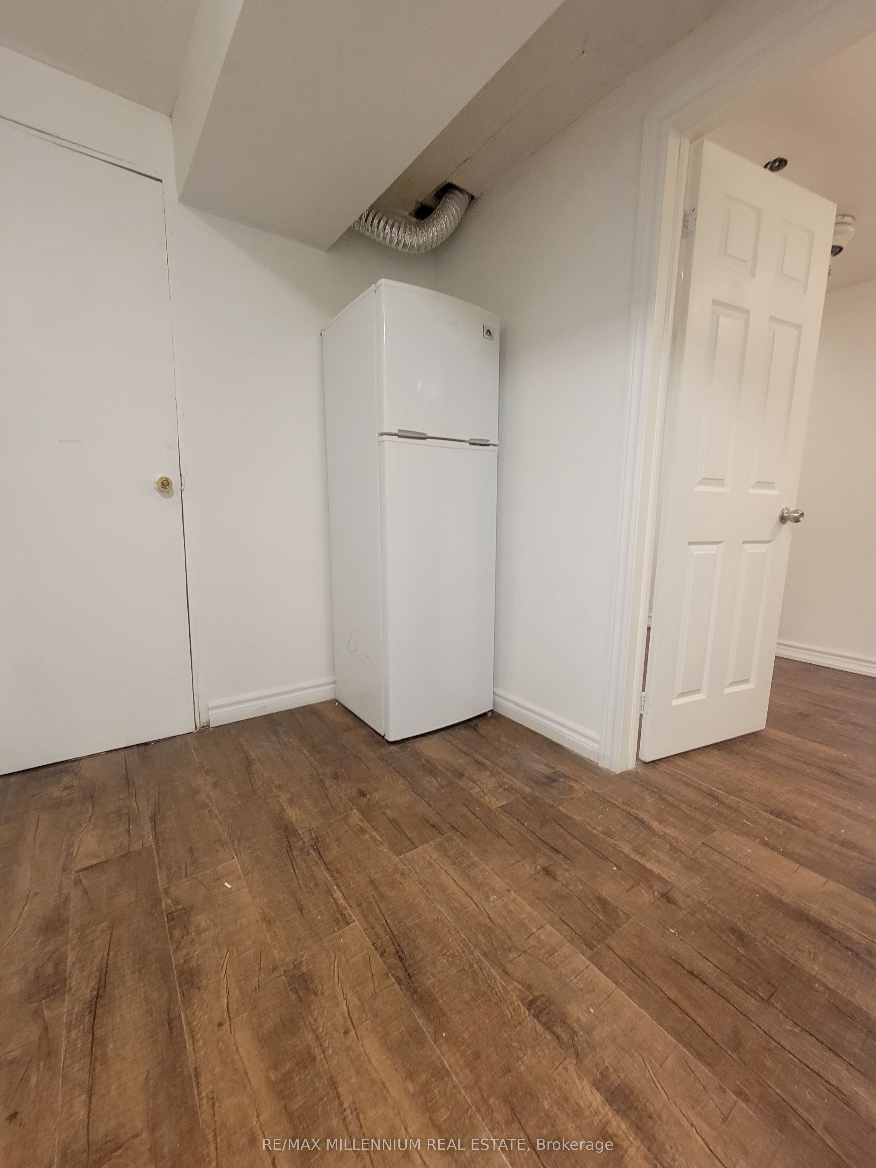 66 Overlord Crescent Lower #2 Property Photo 4