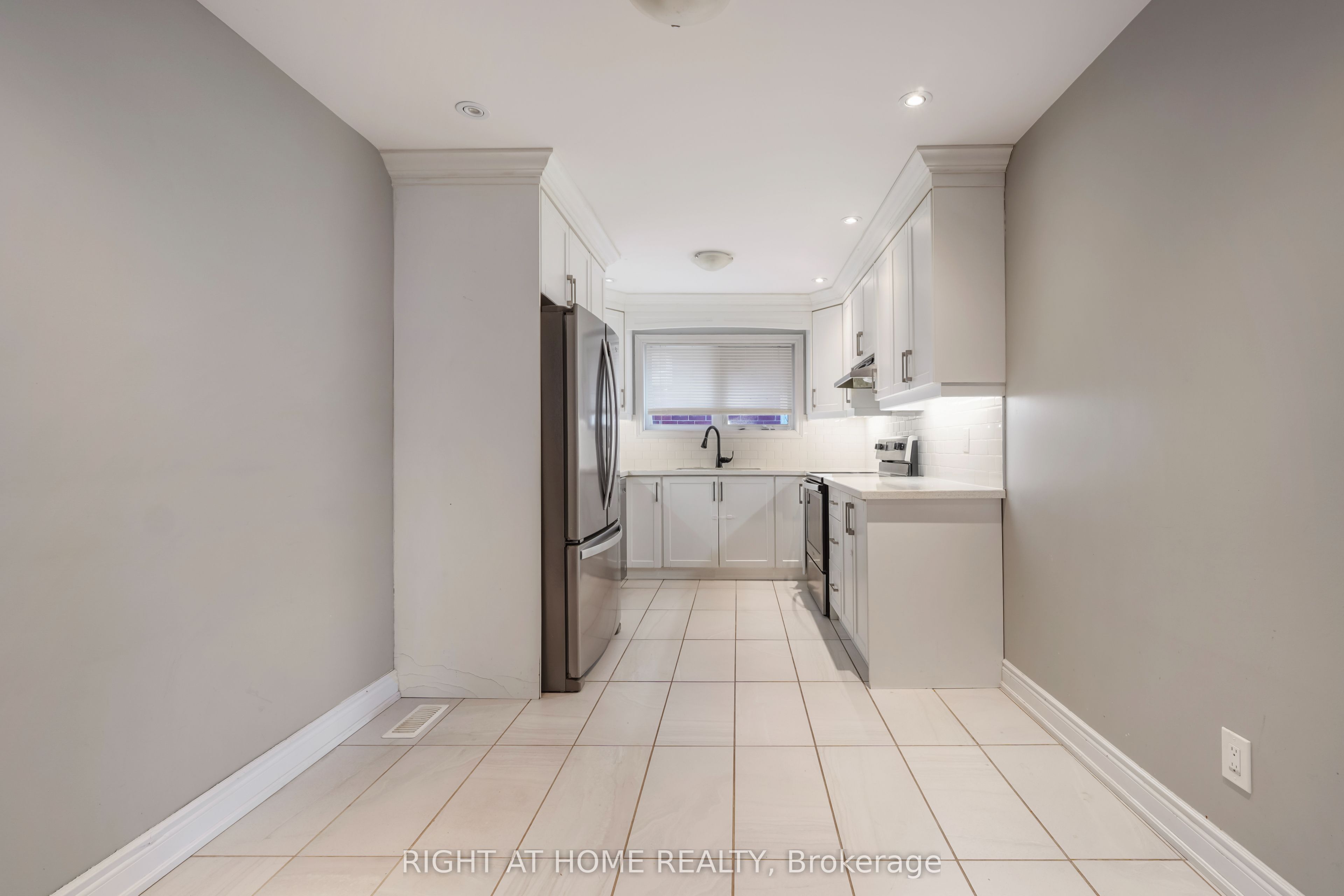 21 Cleethorpes Boulevard Property Photo 7