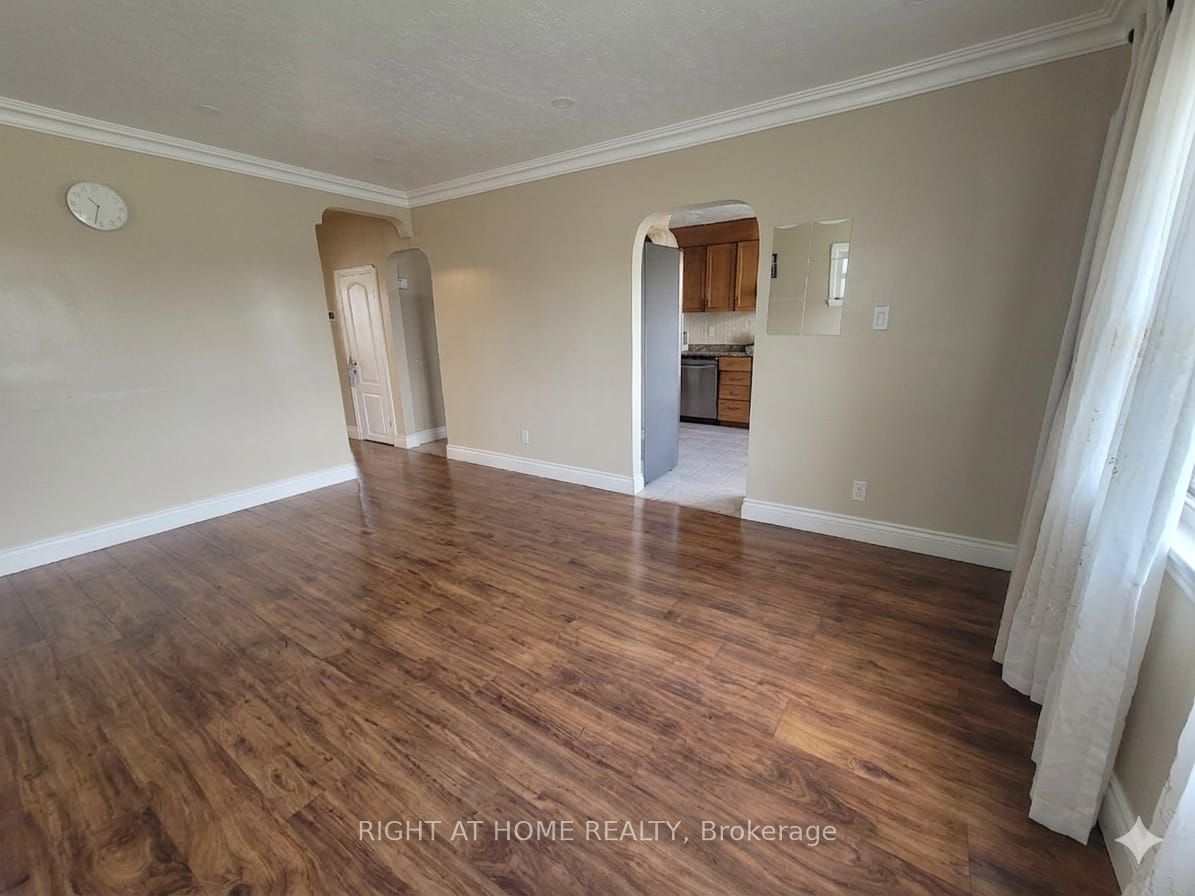 289 Ballard Street S Property Photo 6