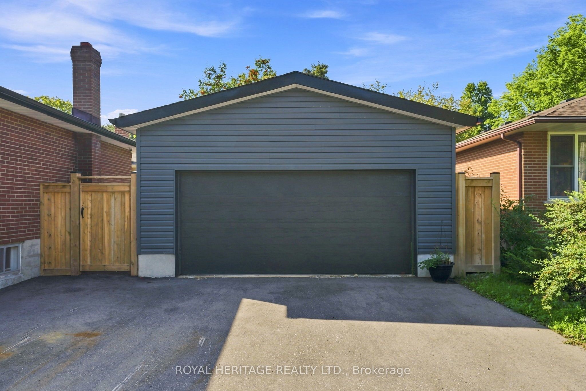 471 Rossland Road E Property Photo 3