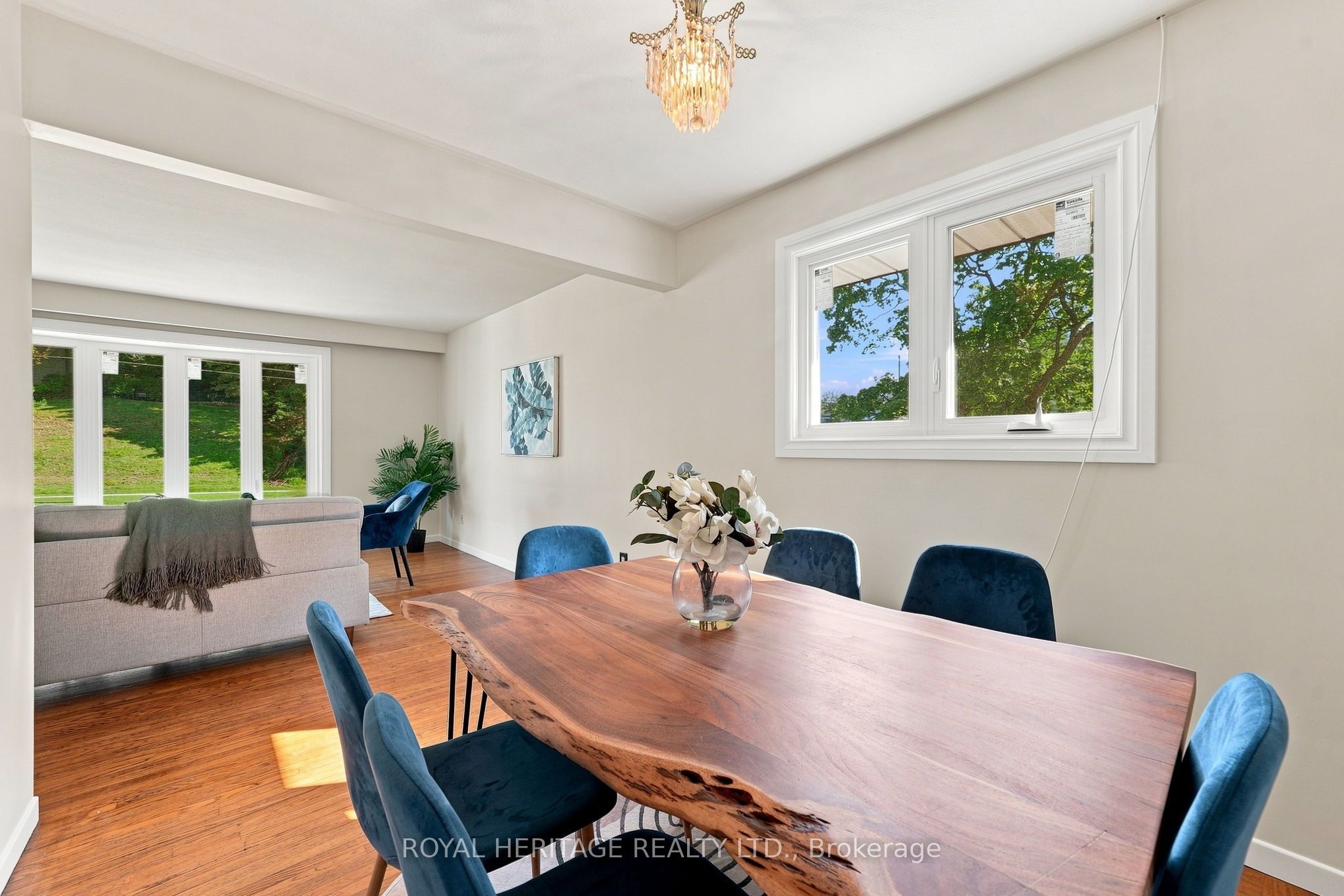 471 Rossland Road E Property Photo 16